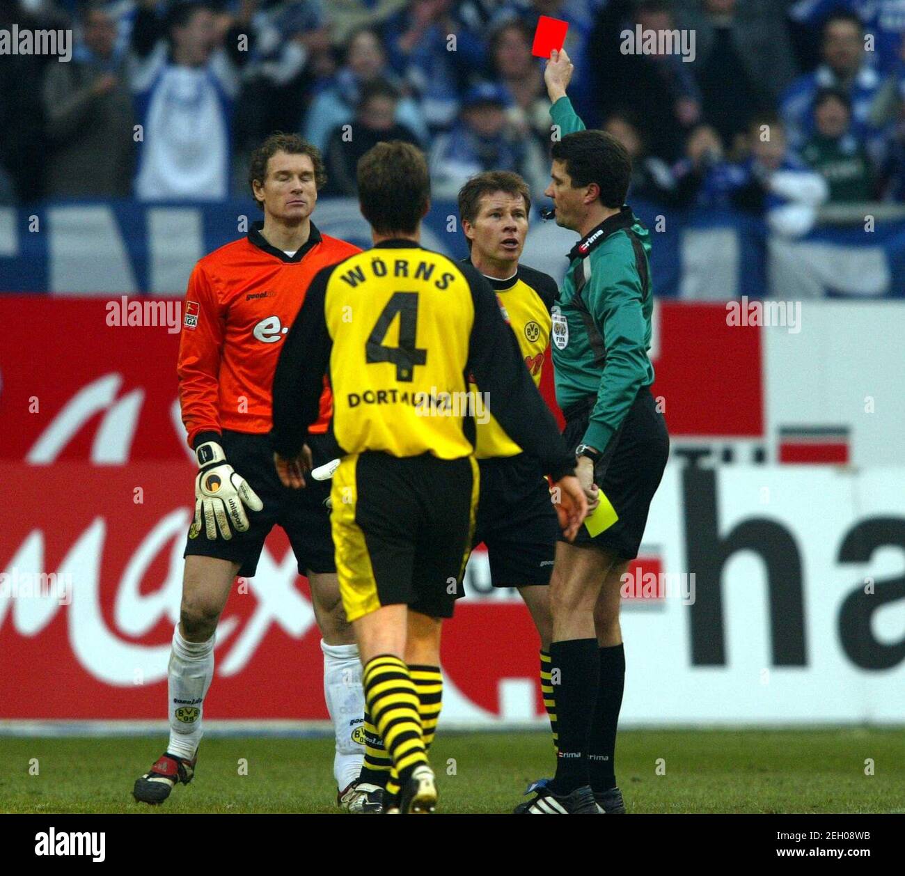 firo Fußball Bundesliga 21.02.2003 FC Schalke 04 - Borussia Dortmund 2: 2 Jens Lehmann kann es nicht glauben. Schiedsrichter Herbert Fandel zeigt ihm die gelbe rote Karte nach Beschwerde bei Spielern Amoroso Dickmannstrasse 2-4 45143 Essen firophoto@aol.com (Volksbank Bochum- Witten) BLZ .: 430 601 29 Kt. Nr .: 341 117 100 Tel .: 0201 629355 Fax: 0201 629374 - Nutzung weltweit Stockfoto