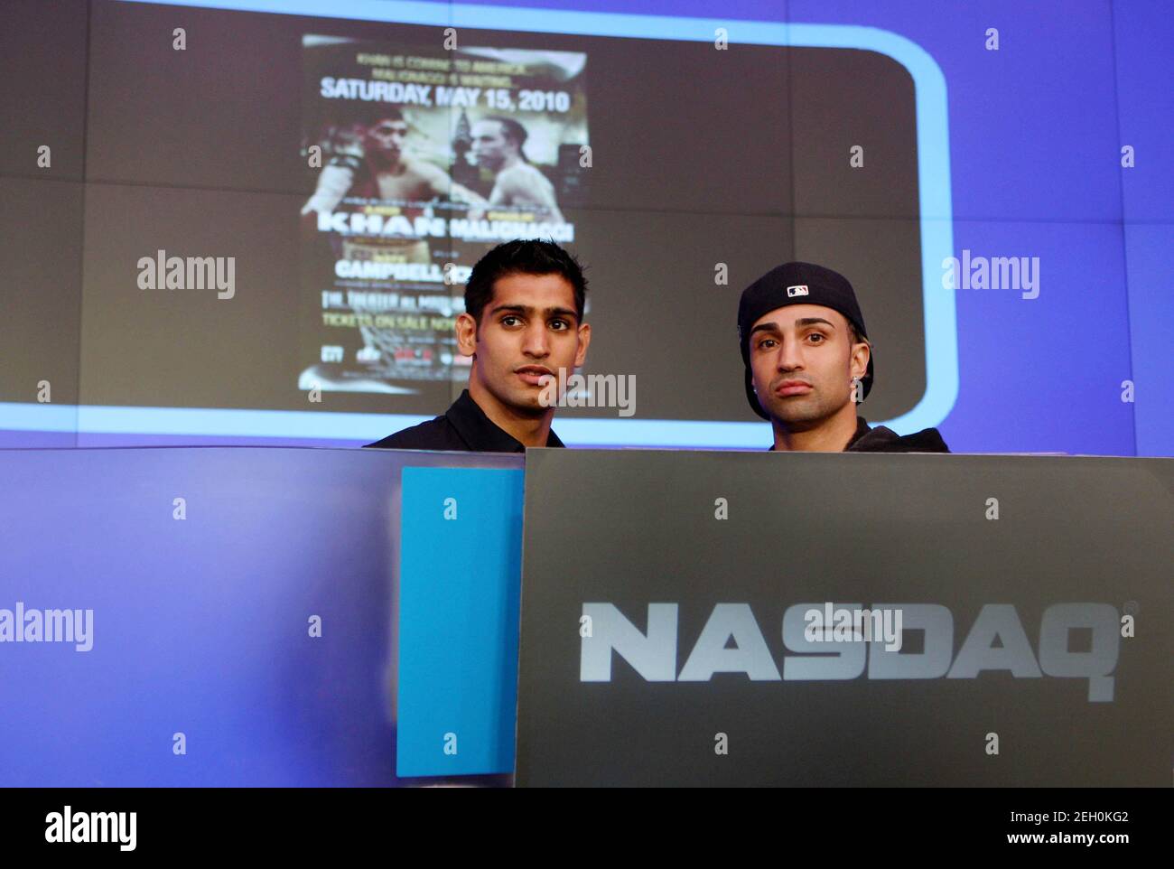 Boxen - Amir Khan & Paulie Malignaggi läuten die Eröffnungsglocke an der  Nasdaq Börse - New York City, Vereinigte Staaten von Amerika - 12/5/10 Amir  Khan (L) und Paulie Malignaggi läuten die