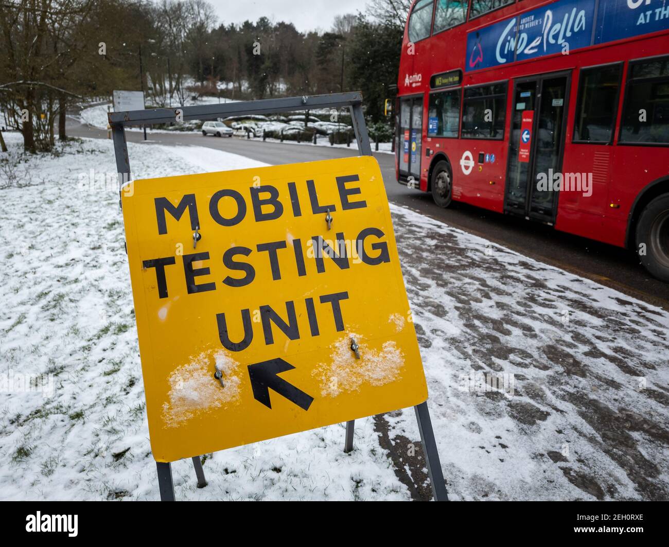 Ein Straßenschild, das Anweisungen zu einer mobilen Covid-19-Testeinheit gibt. Stockfoto