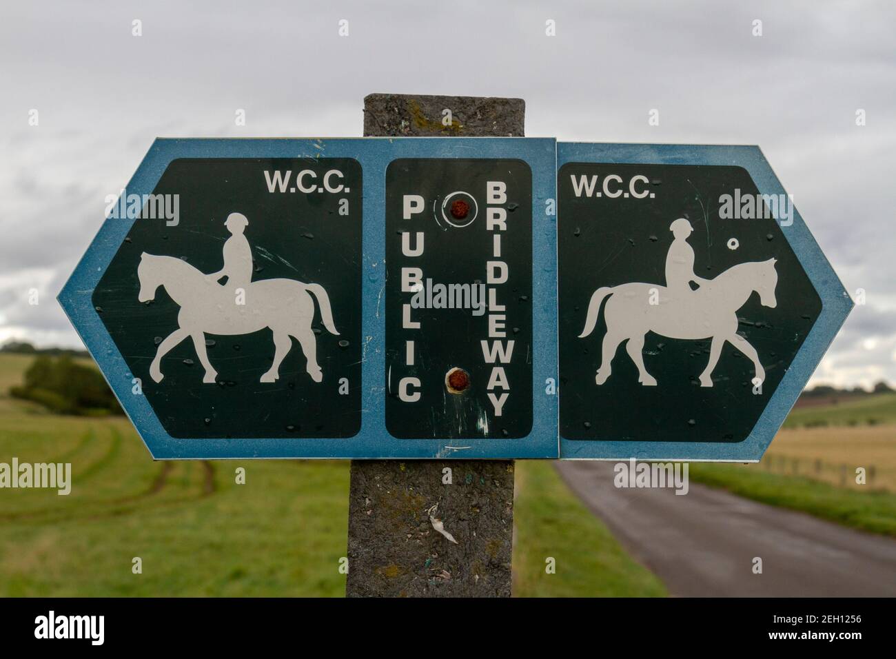 Ein öffentliches Schild des Wiltshire County Council auf Pewsey Downs, Wiltshire, Großbritannien. Stockfoto