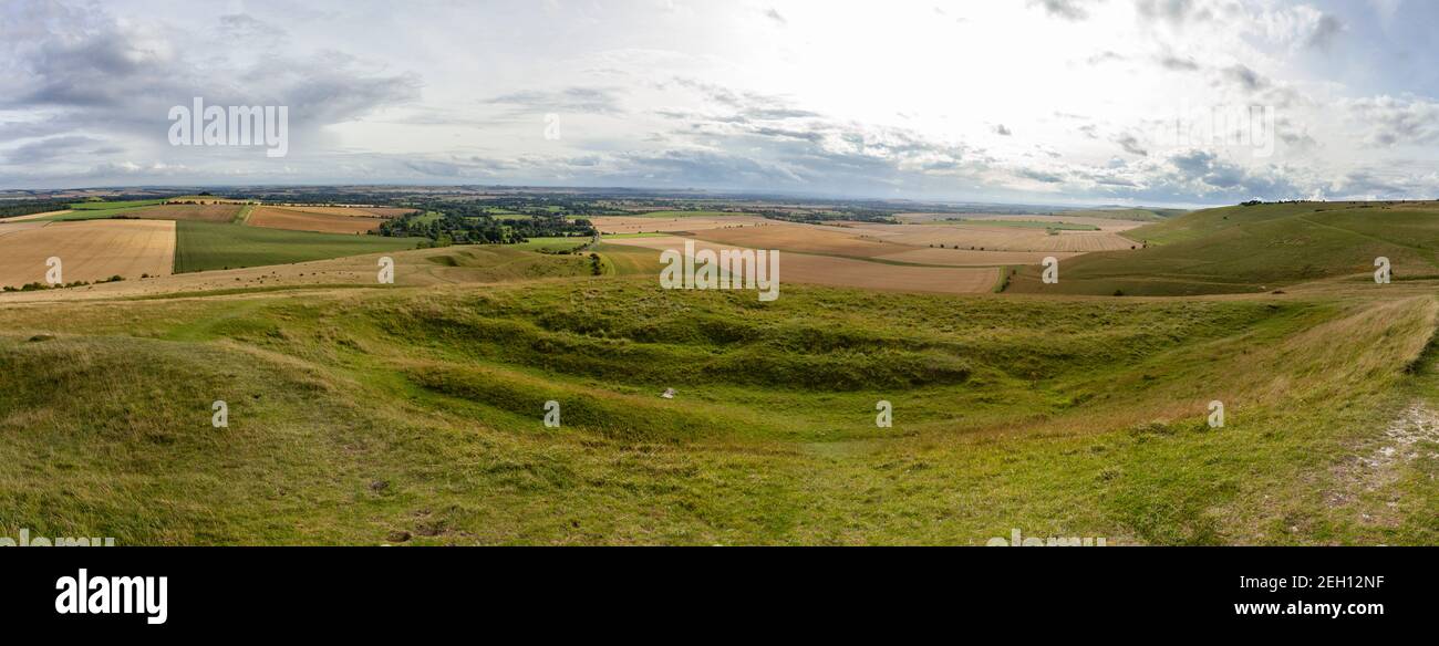 Panoramablick von Adams Grave Long Barrow über die atemberaubende Landschaft von Wiltshire, Pewsey Downs, Wiltshire, Großbritannien. Stockfoto