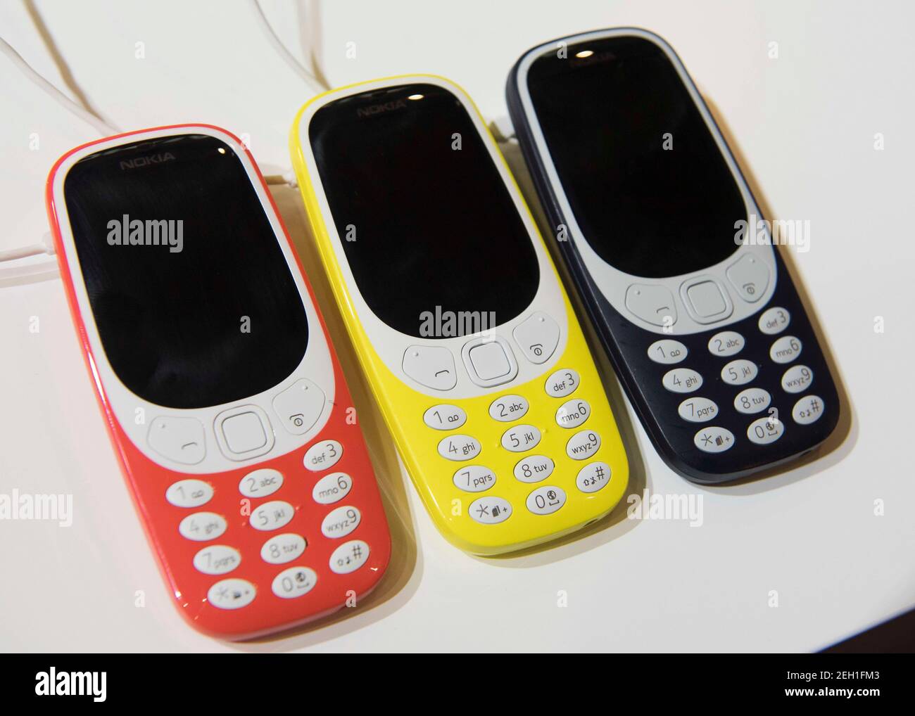 Nokia's aktualisierte 3310 auf dem GSMA Mobile World Congress 2017, Grand Fira, Barcelona ausgestellt. Bilddatum: Mittwoch, 1st. März 2017. Bildnachweis sollte lauten: © DavidJensen Stockfoto