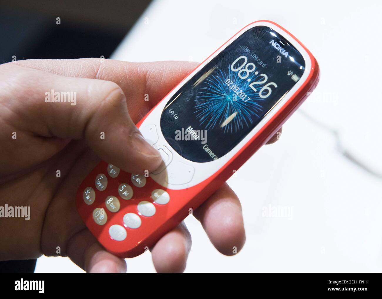 Nokia's aktualisierte 3310 auf dem GSMA Mobile World Congress 2017, Grand Fira, Barcelona ausgestellt. Bilddatum: Mittwoch, 1st. März 2017. Bildnachweis sollte lauten: © DavidJensen Stockfoto
