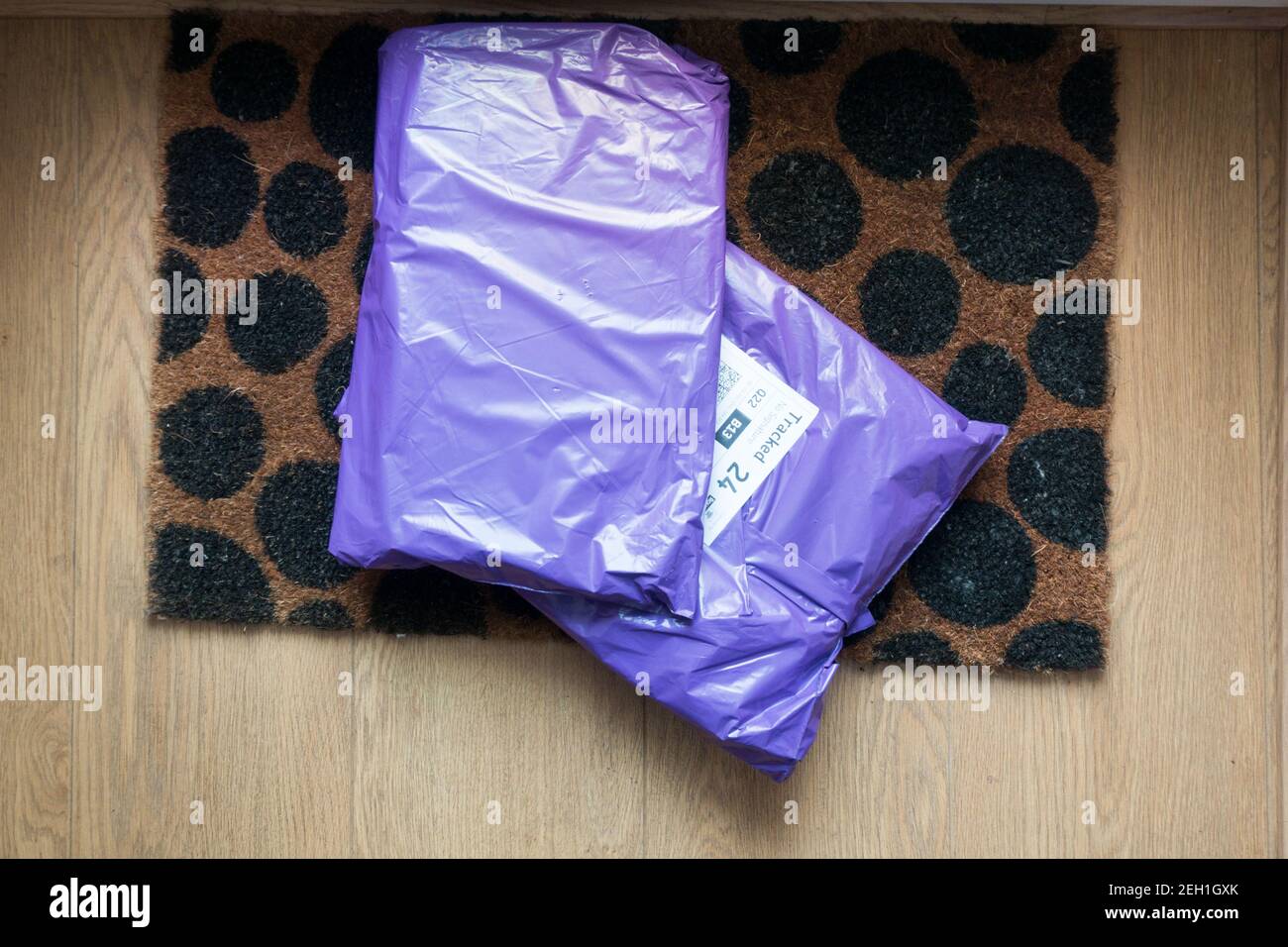 Covid 19 Test-Kit in violetter Packung nach Hause geliefert Für Passagiere mit internationaler Ankunft Stockfoto