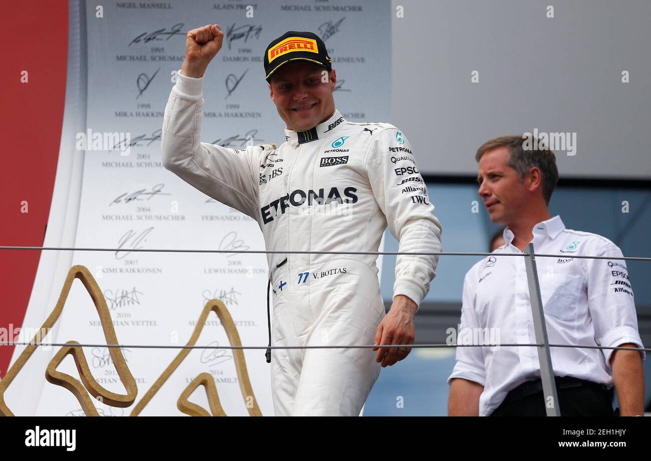 Formel 1 - F1 - großer Preis von Österreich 2017 - Red Bull Ring, Spielberg, Österreich - 9. Juli 2017 Mercedes' Valtteri Bottas feiert seinen Sieg auf dem Podium Reuters/Dominic Ebenbichler Stockfoto