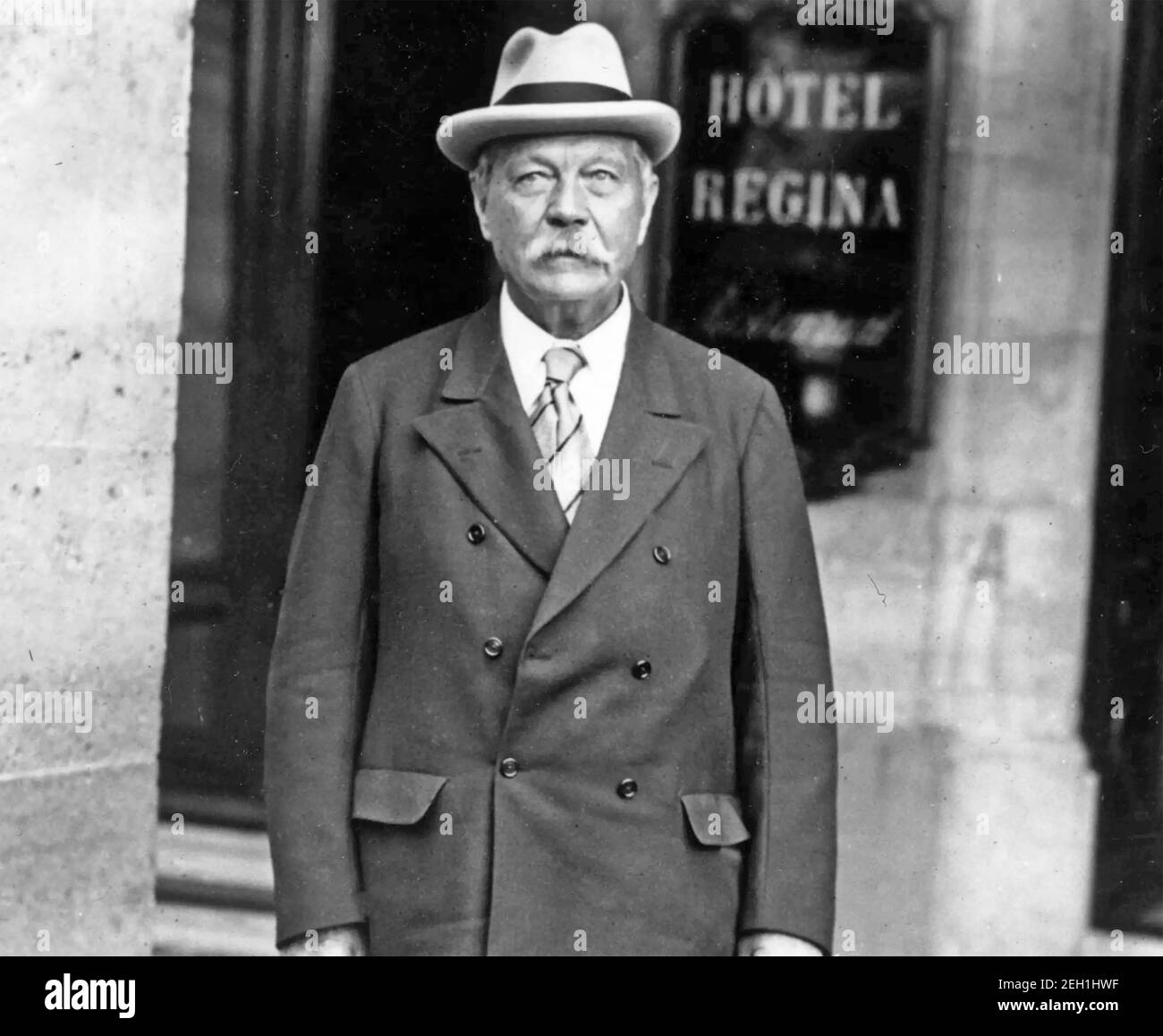 ARTHUR CONAN DOYLE (1859-1930) Schottischer Arzt und Schöpfer von Sherlock Holmes, um 1920 Stockfoto