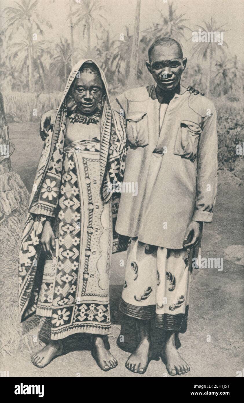 Ein Foto aus dem frühen 20th. Jahrhundert von einem Suaheli-Mann und Frau aus Ostafrika ca. Anfang 1900s Stockfoto