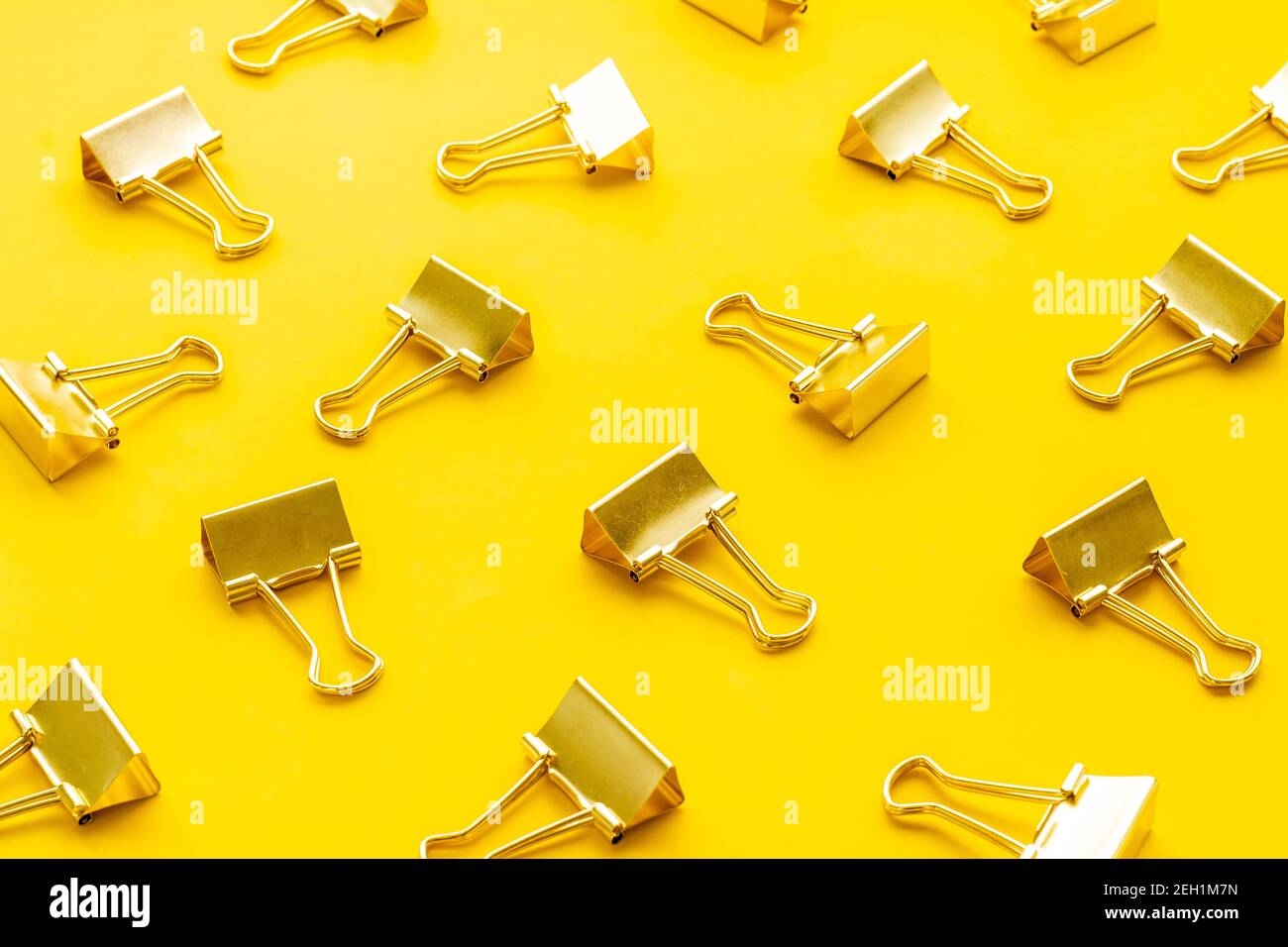 Muster für Bürobedarf. Goldene Büroklammern Stockfoto
