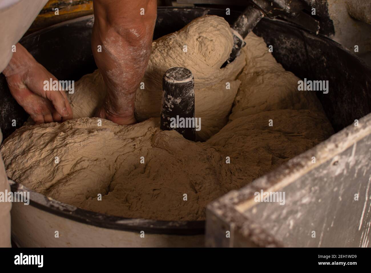 Pizzabäcker bereiten italienischen Pizzateig mit Händen. Hochwertige Fotos Stockfoto