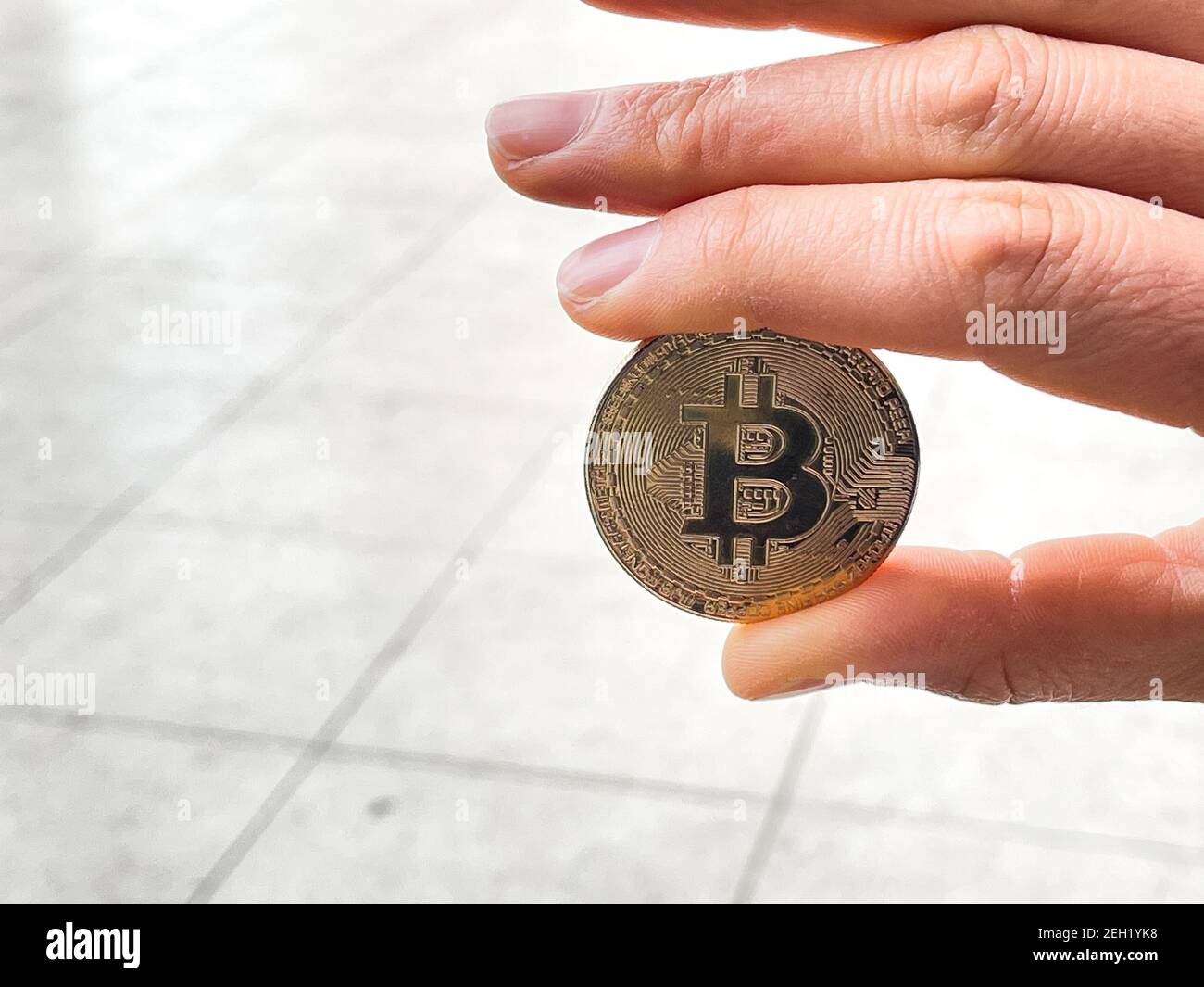 Weibliche hält in der Hand Symbol der Krypto-Währung . Stockfoto