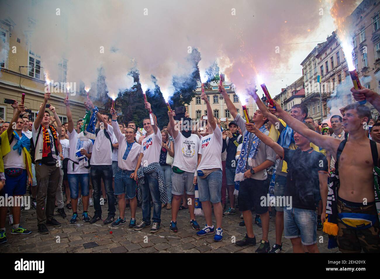 Lwiw, Ukraine - 22. Juli 2014: Einigungsmarsch der Ultras des FC Dynamo Kiew, des FC Shakhtar Donezk und des FC Karpaty Lwiw im Stadtzentrum von Lwiw Stockfoto