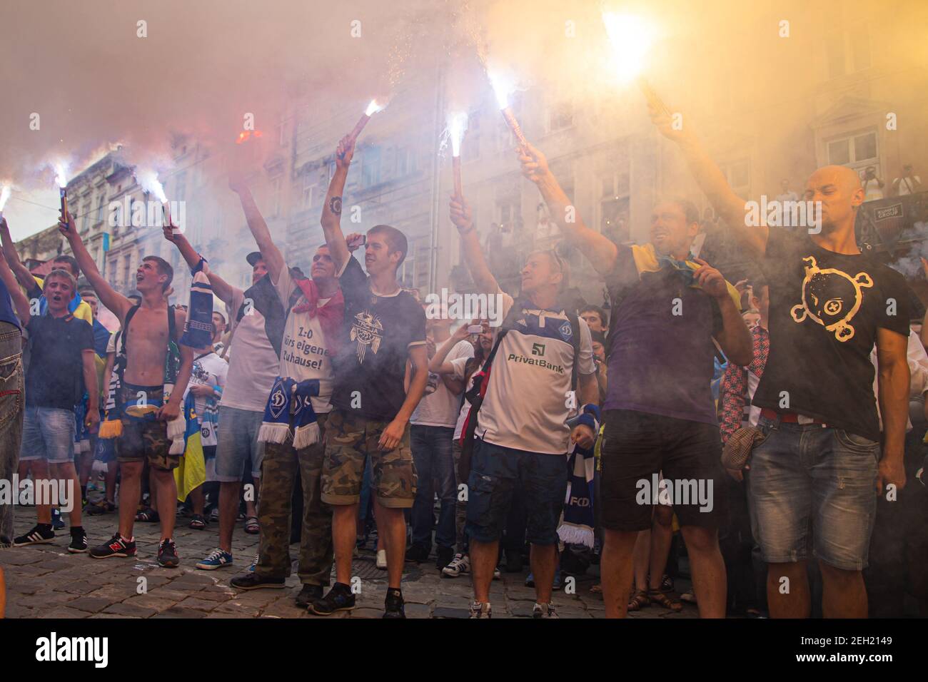 Lwiw, Ukraine - 22. Juli 2014: Einigungsmarsch der Ultras des FC Dynamo Kiew, des FC Shakhtar Donezk und des FC Karpaty Lwiw im Stadtzentrum von Lwiw Stockfoto