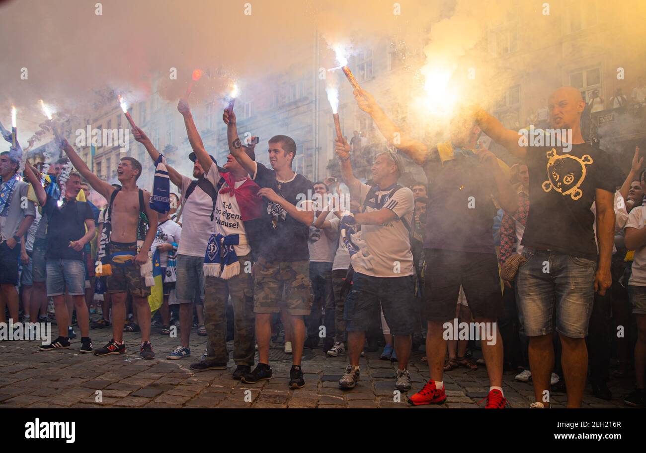 Lwiw, Ukraine - 22. Juli 2014: Einigungsmarsch der Ultras des FC Dynamo Kiew, des FC Shakhtar Donezk und des FC Karpaty Lwiw im Stadtzentrum von Lwiw Stockfoto