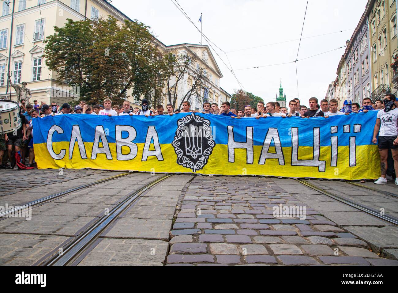Lwiw, Ukraine - 22. Juli 2014: Einigungsmarsch der Ultras des FC Dynamo Kiew, des FC Shakhtar Donezk und des FC Karpaty Lwiw im Stadtzentrum von Lwiw Stockfoto