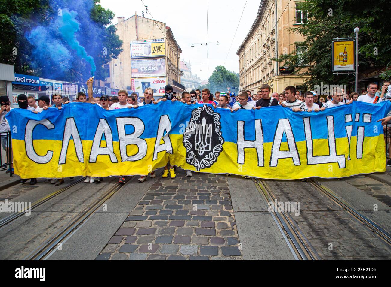 Lwiw, Ukraine - 22. Juli 2014: Einigungsmarsch der Ultras des FC Dynamo Kiew, des FC Shakhtar Donezk und des FC Karpaty Lwiw im Stadtzentrum von Lwiw Stockfoto