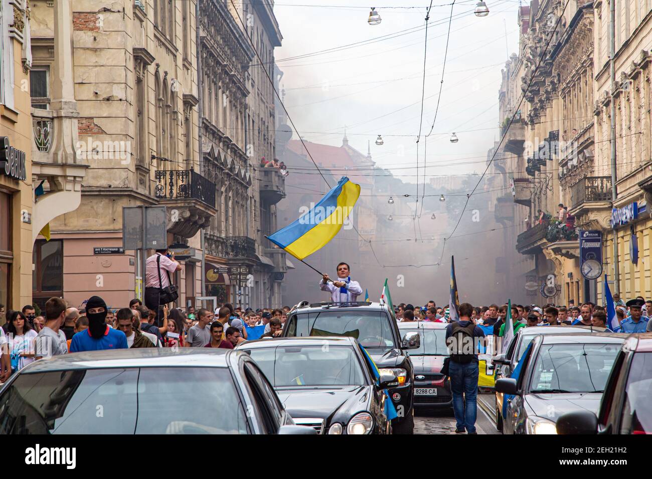 Lwiw, Ukraine - 22. Juli 2014: Einigungsmarsch der Ultras des FC Dynamo Kiew, des FC Shakhtar Donezk und des FC Karpaty Lwiw im Stadtzentrum von Lwiw Stockfoto