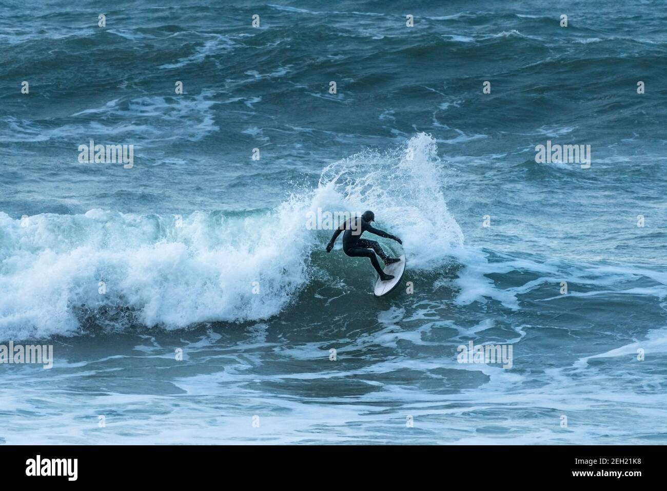 Ein Surfer bei Little Fistral in Newquay in Cornwall. Stockfoto