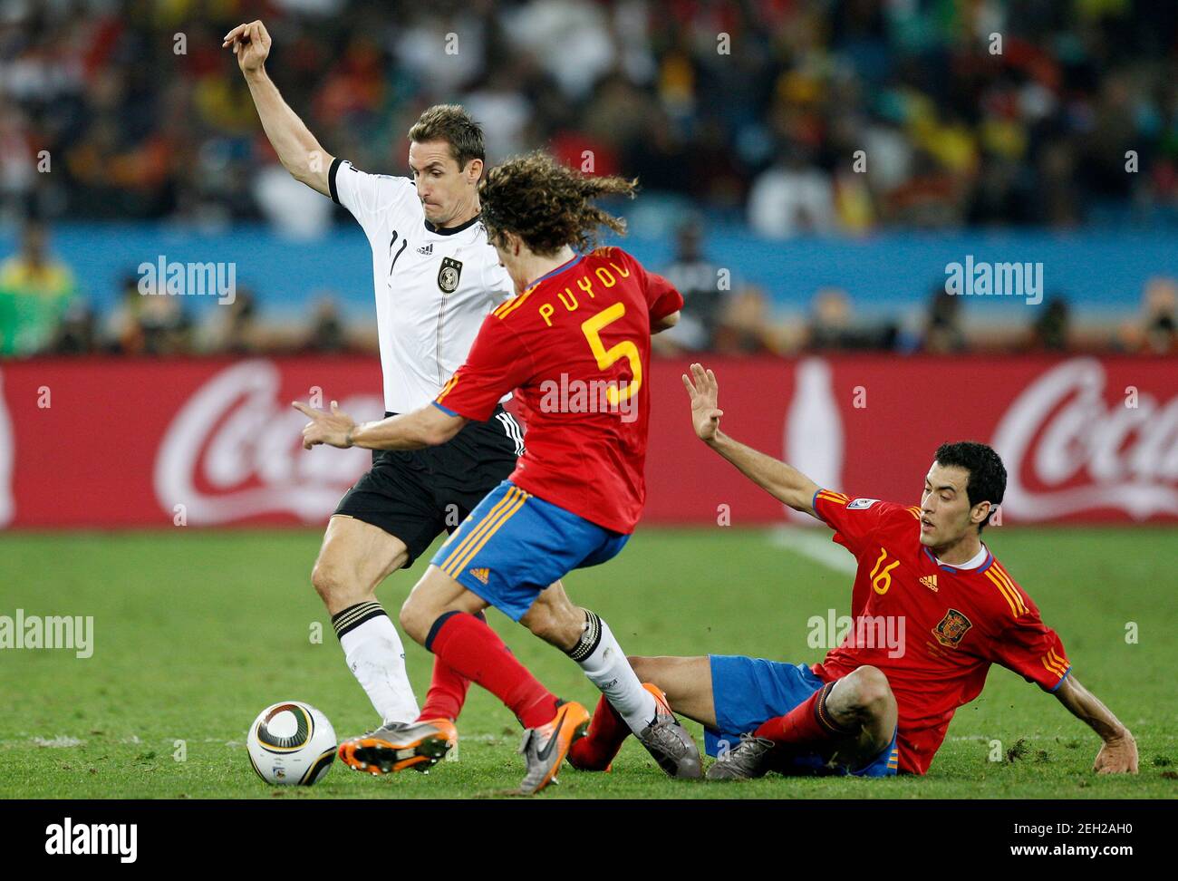 Fußball - Deutschland gegen Spanien FIFA-Halbfinale der  Fußball-Weltmeisterschaft - Südafrika 2010 - Durban-Stadion, Durban,  Südafrika - 7/7/10 Miroslav Klose (L) in Aktion mit Carles Puyol (C) und  Sergio Busquets aus Spanien Pflichtnachweis: