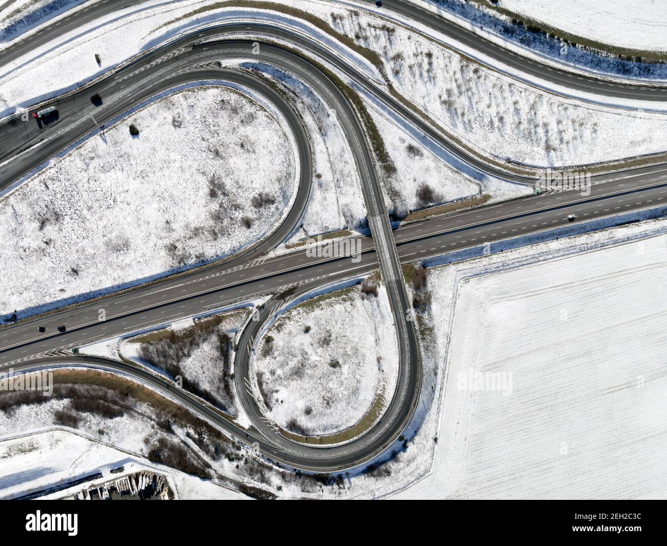 Luftdrohne Ansicht eines Autobahnkreuzes, Winterlandschaft. Stockfoto