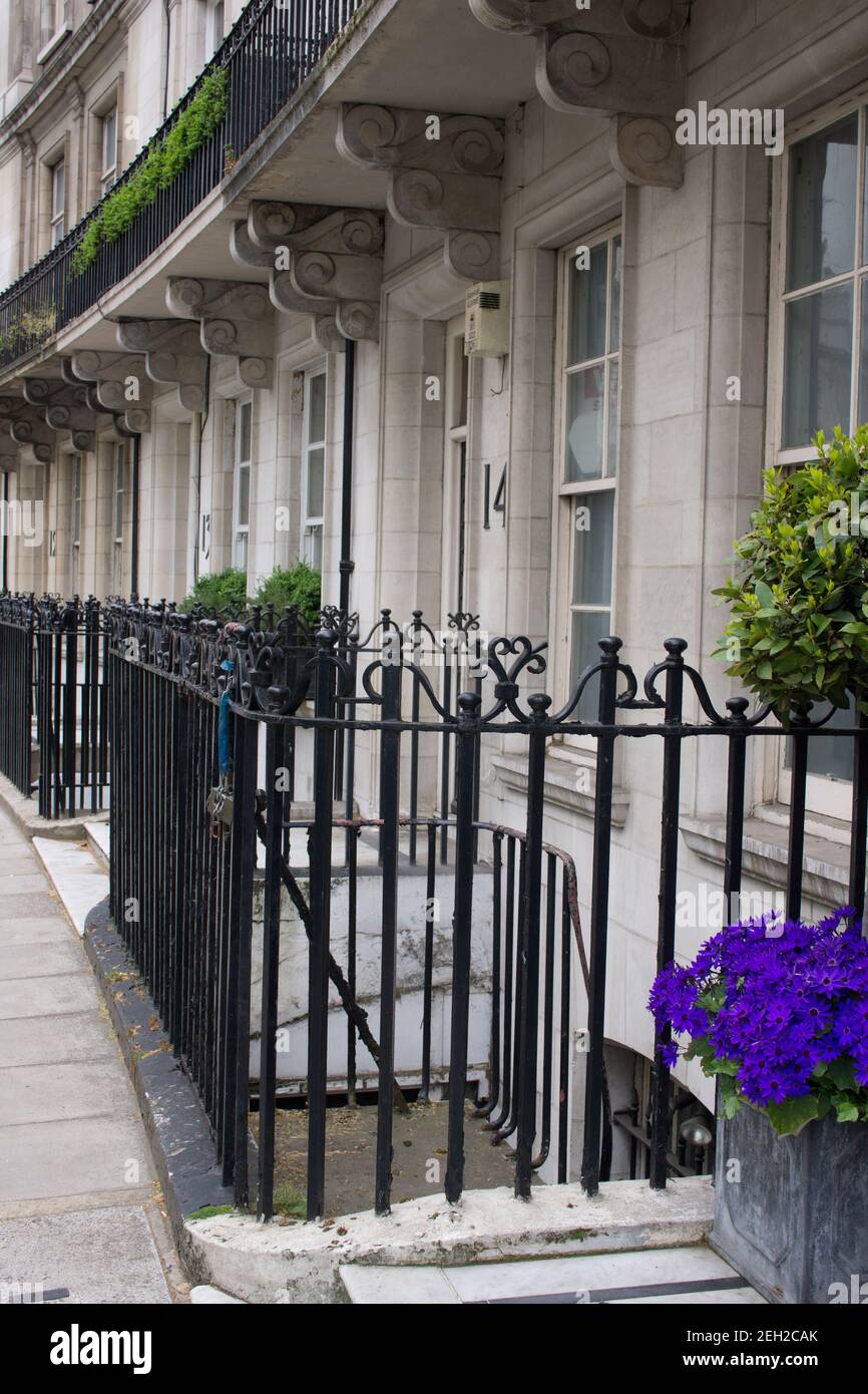 Elegante geschwungene Terrasse aus Steingebäuden mit schwarzem Eisengeländer Stockfoto