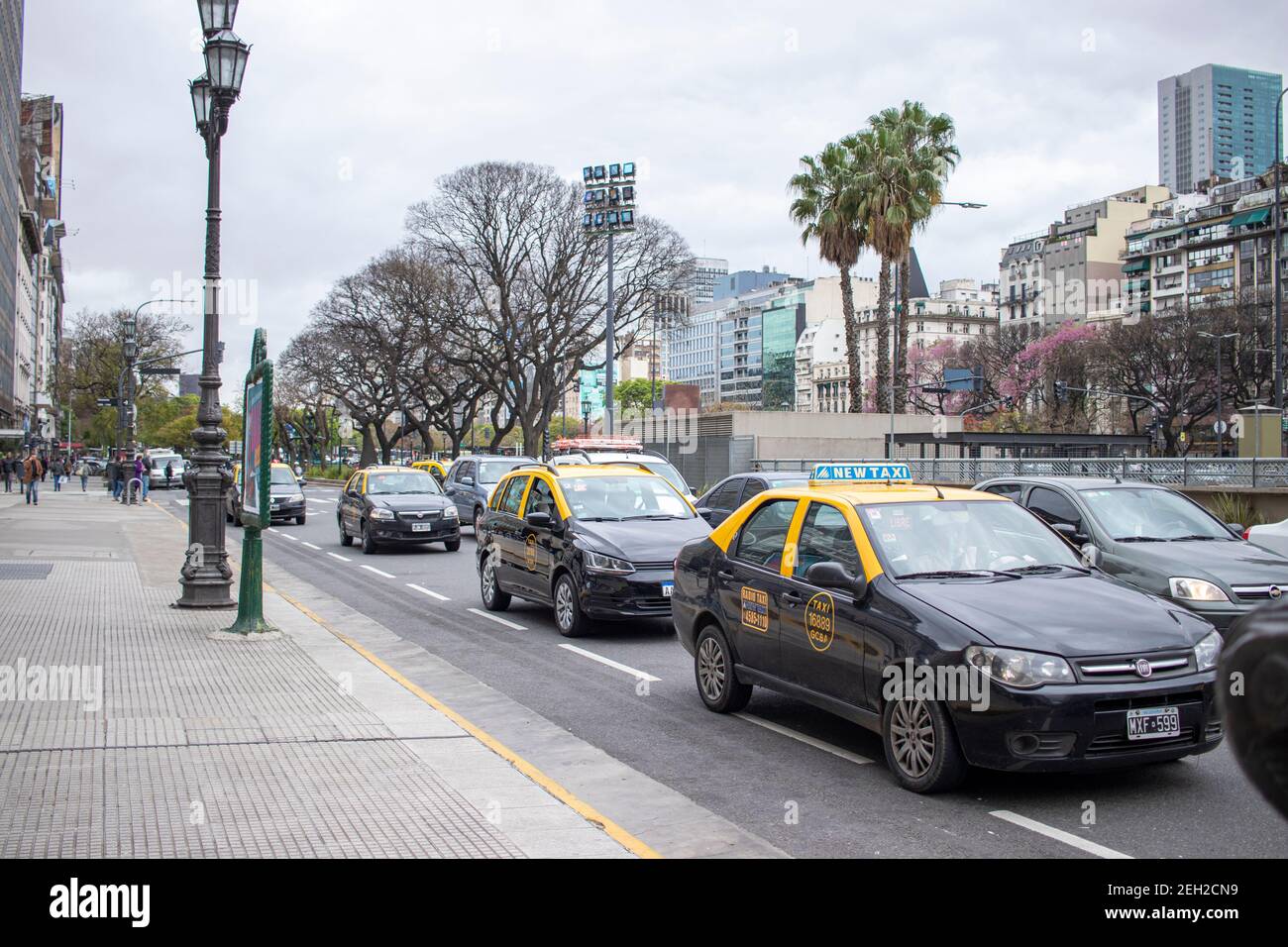 BUENOS AIRES - 15th Okt 2019: Ansicht des Fahrzeugverkehrs auf der Avenida Cerrito in der Stadt Buenos Aires, Argentinien Stockfoto