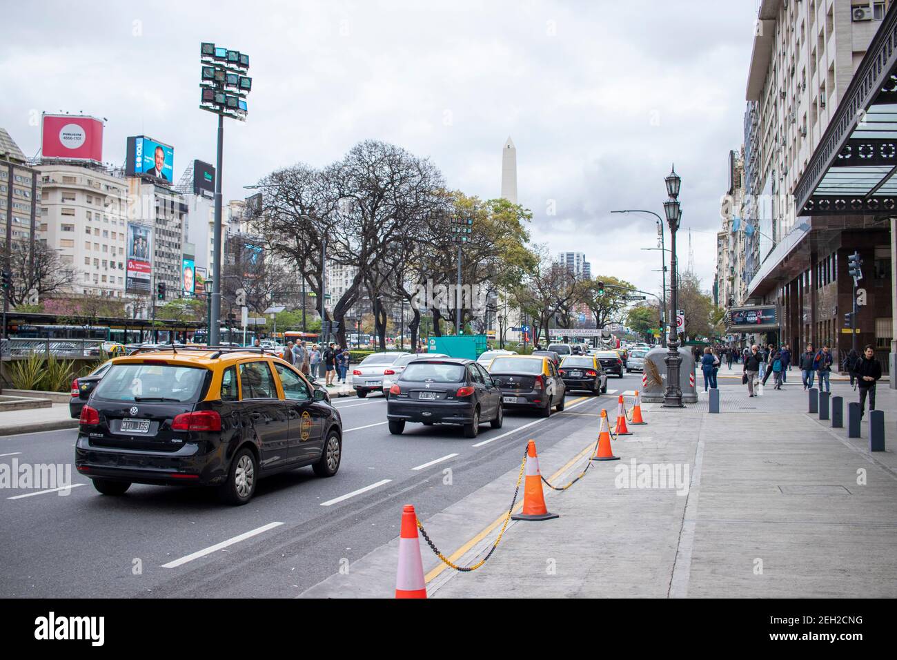 BUENOS AIRES - 15th Okt 2019: Ansicht des Fahrzeugverkehrs auf der Avenida Cerrito in der Stadt Buenos Aires, Argentinien Stockfoto