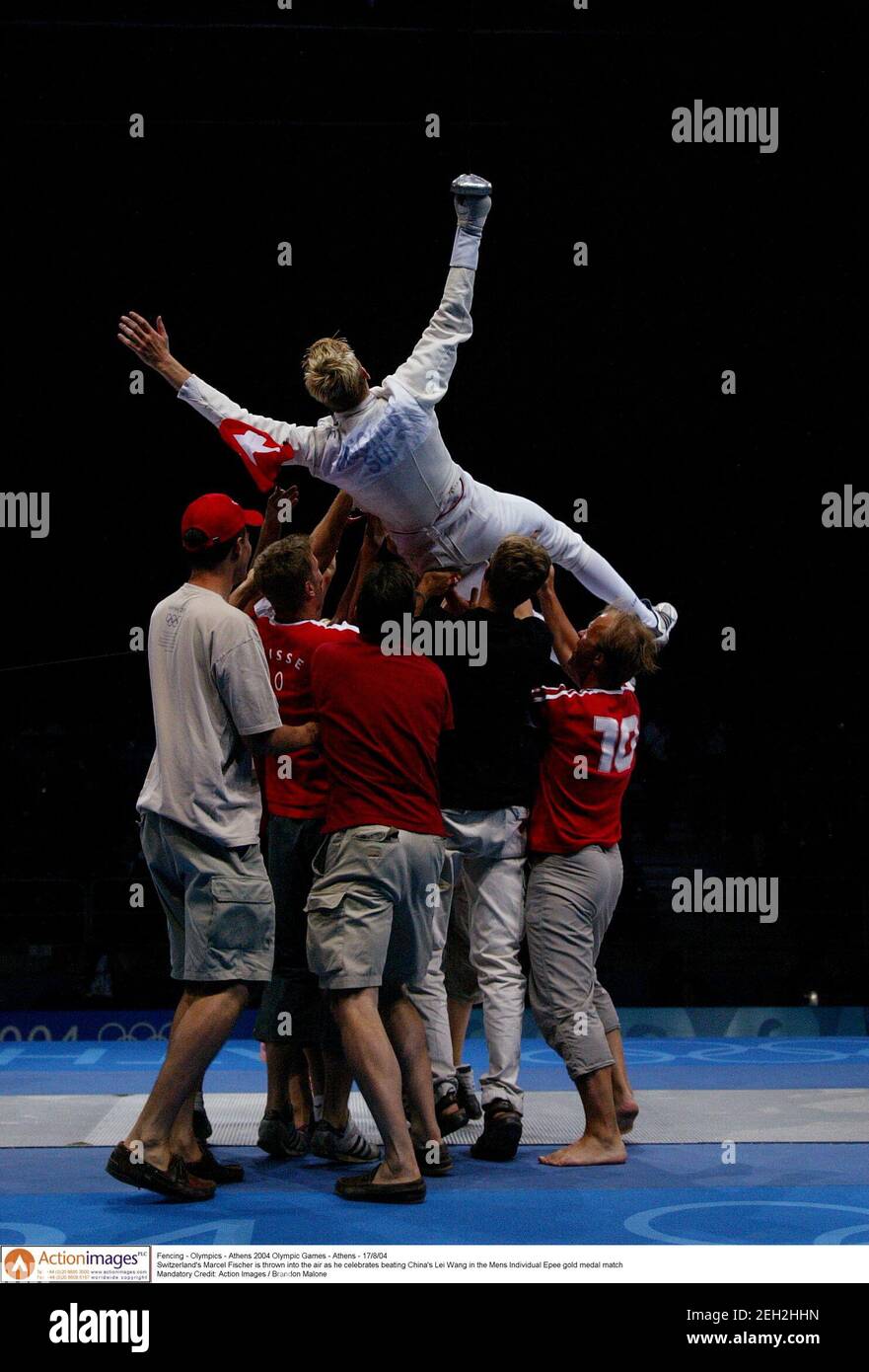 Fechten - Olympische Spiele Athen 2004 Olympische Spiele - Athen - 17/8/04  der Schweizer Marcel Fischer wird in die Luft geworfen, als er Chinas Lei  Wang im Einzel-Epee-Goldmedaillenspiel der Herren feiert.Pflichtangabe:  Action