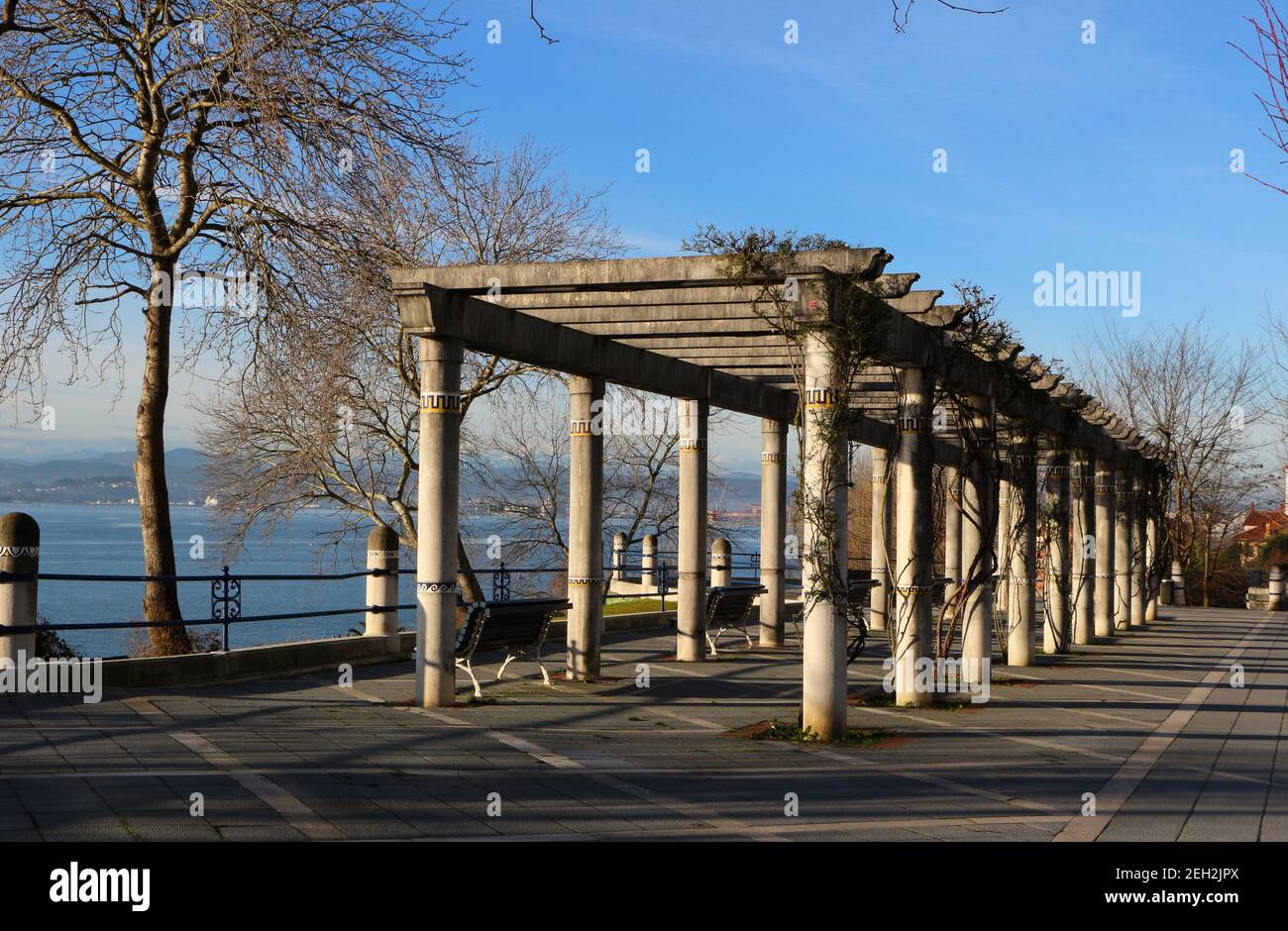 Eine Pergola aus Stein und Beton neben der Bucht von Santander Cantabria Spanien an einem sonnigen Wintermorgen hohe Reina Victoria Straße Blick Stockfoto