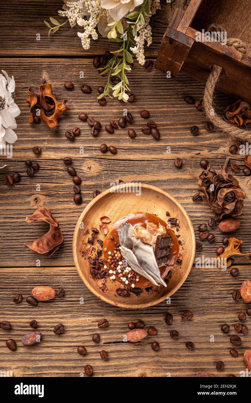 Blick von oben auf die runde Mini-Schokolade und Kaffee Kuchen auf Holzhintergrund Stockfoto