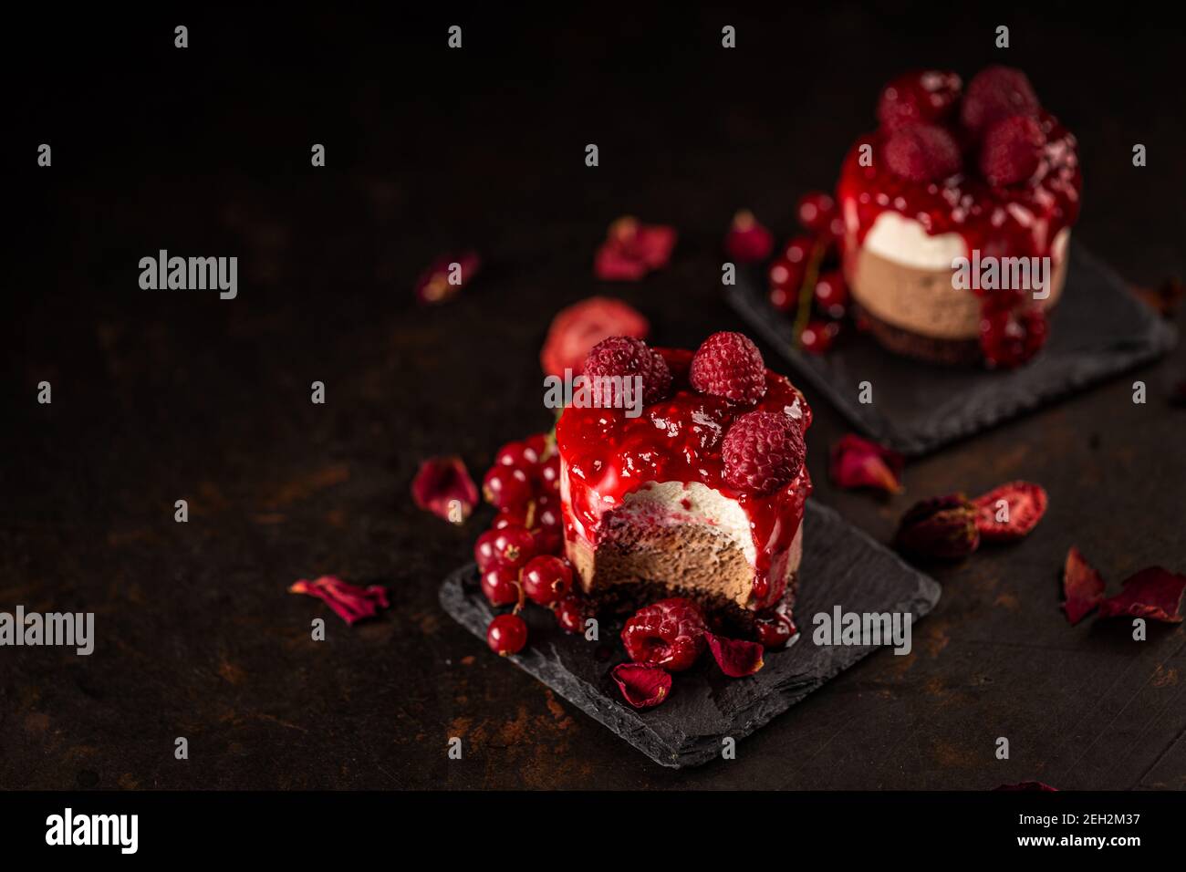 Mini Rundkuchen mit Himbeere. Luxus Dessert Komposition mit Platz für Ihren Text Stockfoto