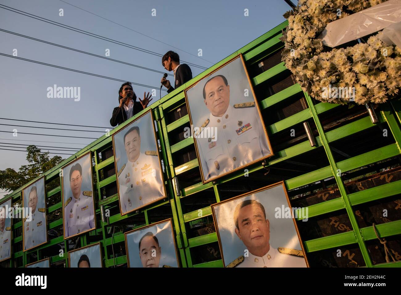 Thailand. Februar 2021, 19th. Protestführer halten Reden während eines regierungsfeindlichen Protestes vor dem Parlament, während Premierminister Prayut Chan-O-Cha am Freitag, den 19. Februar 2021, in Bangkok, Thailand, einem Misstrauensvotum gegenübersteht. Quelle: Andre Malerba/ZUMA Wire/Alamy Live News Stockfoto