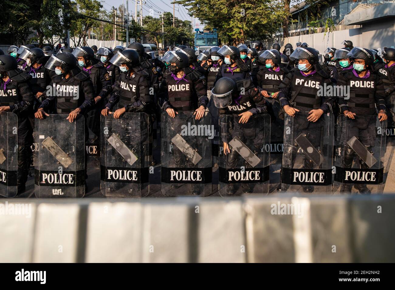 Thailand. Februar 2021, 19th. Thailändische Bereitschaftspolizei bewacht die Straßen bei einem regierungsfeindlichen Protest vor dem Parlament, während Premierminister Prayut Chan-O-Cha am Freitag, den 19. Februar 2021 in Bangkok, Thailand, einem Misstrauensvotum gegenübersteht. Quelle: Andre Malerba/ZUMA Wire/Alamy Live News Stockfoto