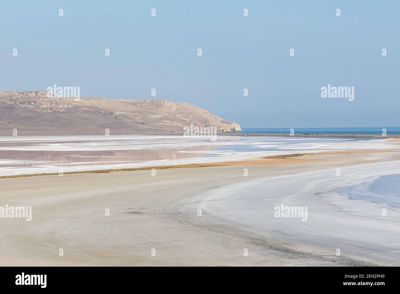 Kojasch rosa See in Krim im Sommer. Erstaunliche zarte Pastelllandschaft. Das Konzept der Entspannung, Ruhe und Frieden. Natürlicher Hintergrund Stockfoto