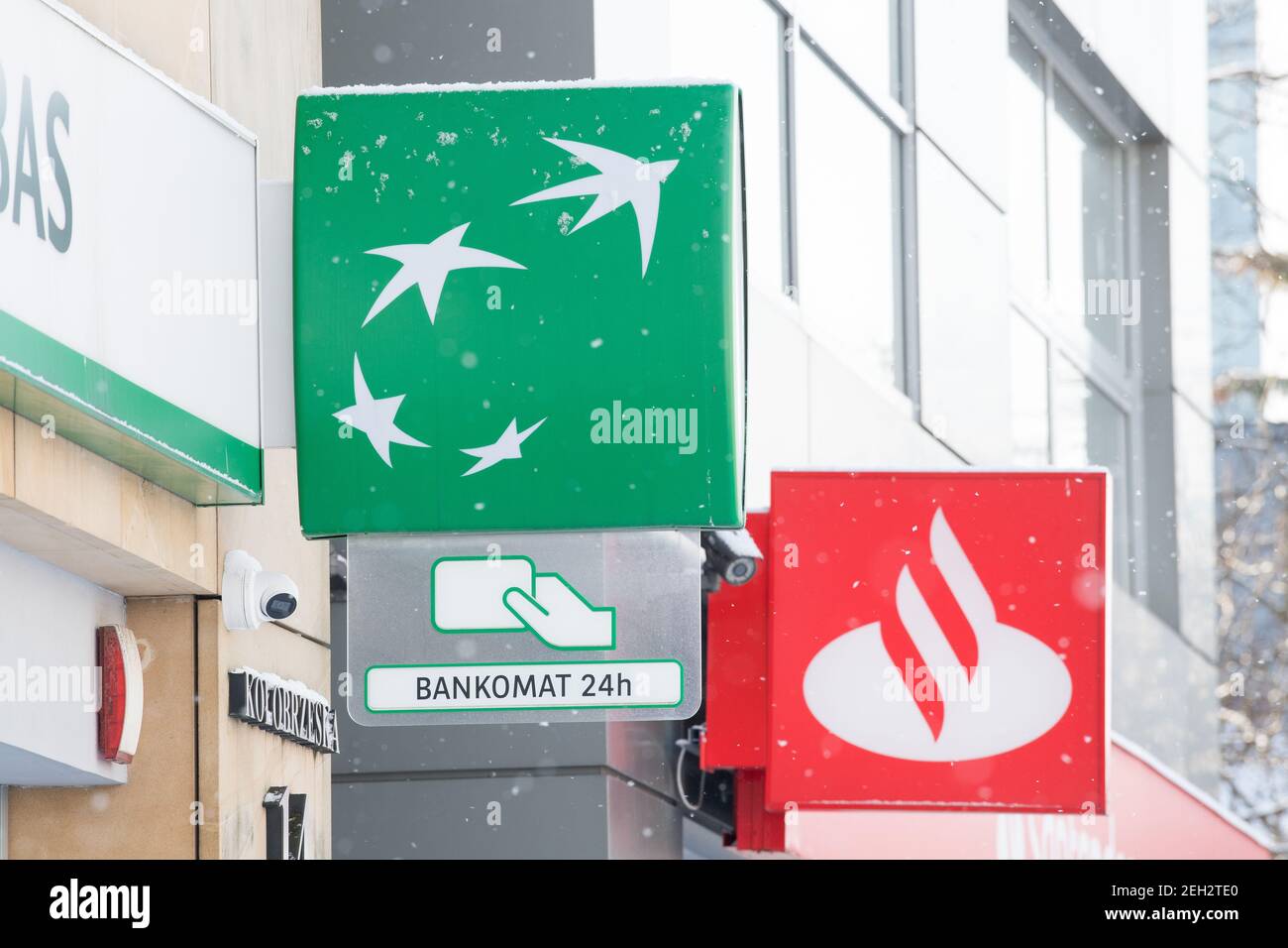 Banco Santander und BNP Paribas Bank in Danzig, Polen. Februar 6th 2021 © Wojciech Strozyk / Alamy Stock Photo *** Ortsüberschrift *** Stockfoto