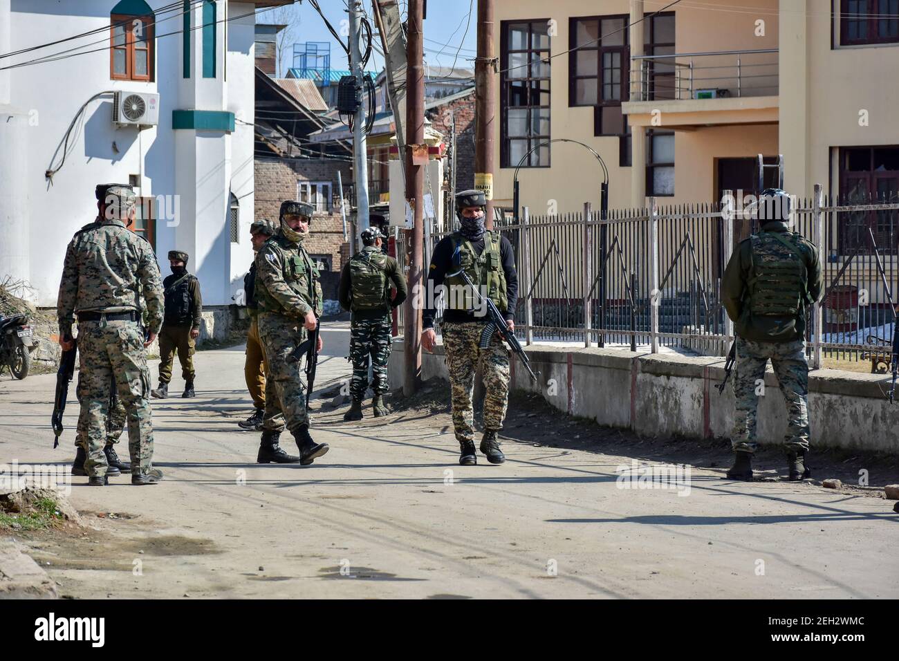 In der Nähe des Angriffs in Srinagar nehmen paramilitärische Truppen Position ein.bei einem militanten Angriff in Srinagar wurden zwei Polizisten getötet und drei Militante und ein Polizist bei zwei weiteren Begegnungen im Kaschmir-Tal getötet. Stockfoto