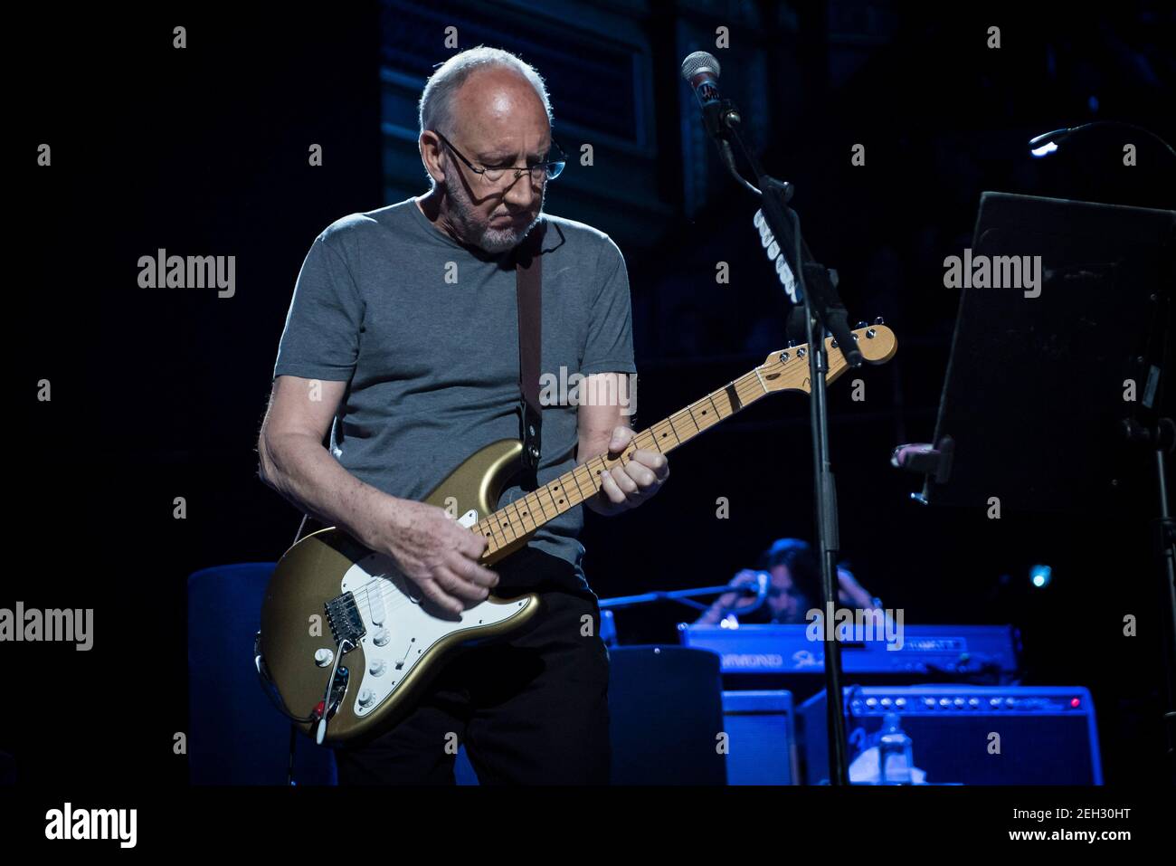 Pete Townshend von The Who spielt live auf der Bühne für die jährliche Konzertreihe des Teenage Cancer Trust in der Royal Albert Hall, London. Bilddatum: Samstag, 1st. März 2017. Bildnachweis sollte lauten: © DavidJensen/EMPICS Entertainment Stockfoto