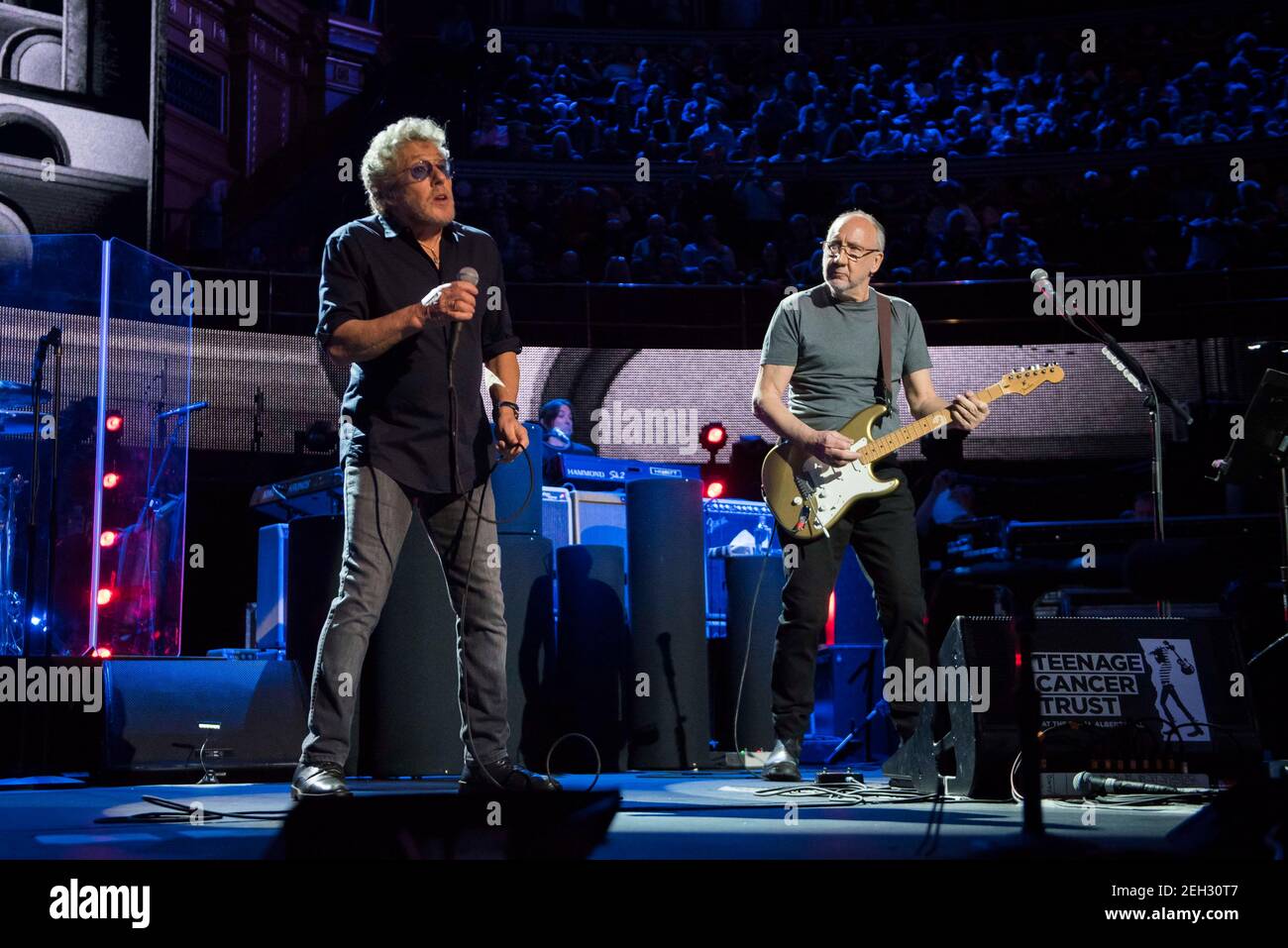 Roger Daltrey und Pete Townshend von The Who spielen live auf der Bühne für die jährliche Konzertreihe des Teenage Cancer Trust in der Royal Albert Hall, London. Bilddatum: Samstag, 1st. März 2017. Bildnachweis sollte lauten: © DavidJensen Stockfoto