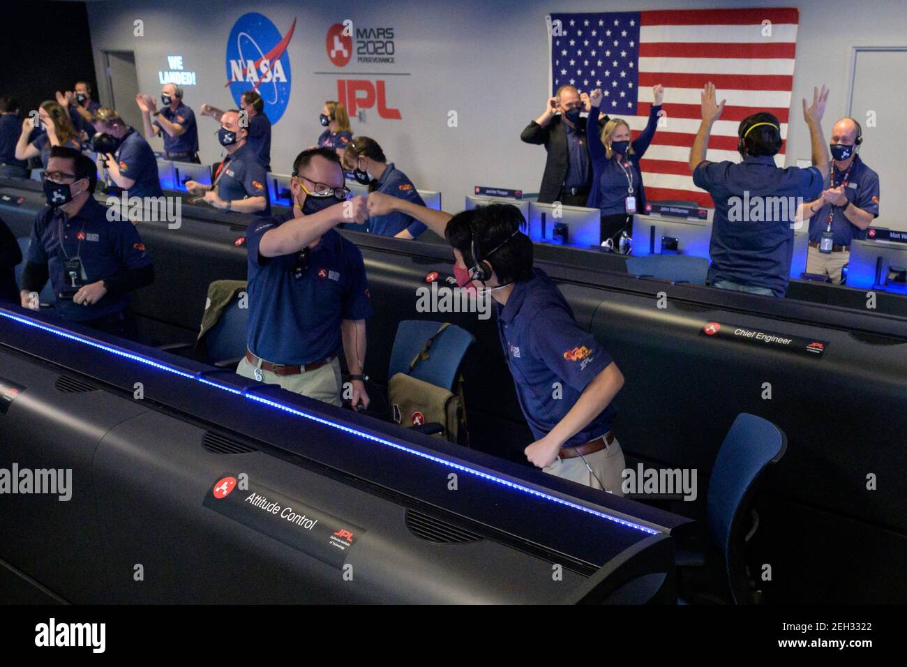 Pasadena, Kalifornien. Februar 2021, 18th. Mitglieder des NASA-Durchhalterover-Teams reagieren in der Missionskontrolle nach Bestätigung, dass das Raumschiff am Donnerstag, den 18. Februar 2021, im Jet Propulsion Laboratory der NASA in Pasadena, Kalifornien, erfolgreich auf dem Mars landete. Ein wesentliches Ziel der Mission von Perseverance auf dem Mars ist die Astrobiologie, einschließlich der Suche nach Zeichen des antiken mikrobiellen Lebens. Kredit: UPI/Alamy Live Nachrichten Stockfoto