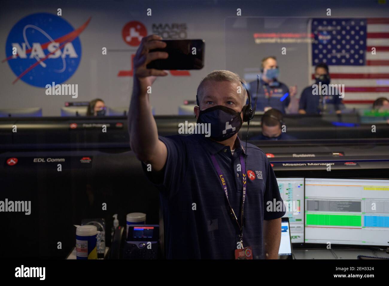 Pasadena, Kalifornien. Februar 2021, 18th. Perseverance Mission Manager Keith Comeaux nimmt ein Selfie, als das NASA-Perseverance Mars Rover Team beginnt, sich einzuleben, um die Landung in der Missionskontrolle zu verfolgen, am Donnerstag, den 18. Februar 2021, im Jet Propulsion Laboratory der NASA in Pasadena, Kalifornien. Ein wesentliches Ziel der Mission von Perseverance auf dem Mars ist die Astrobiologie, einschließlich der Suche nach Zeichen des antiken mikrobiellen Lebens. Kredit: UPI/Alamy Live Nachrichten Stockfoto
