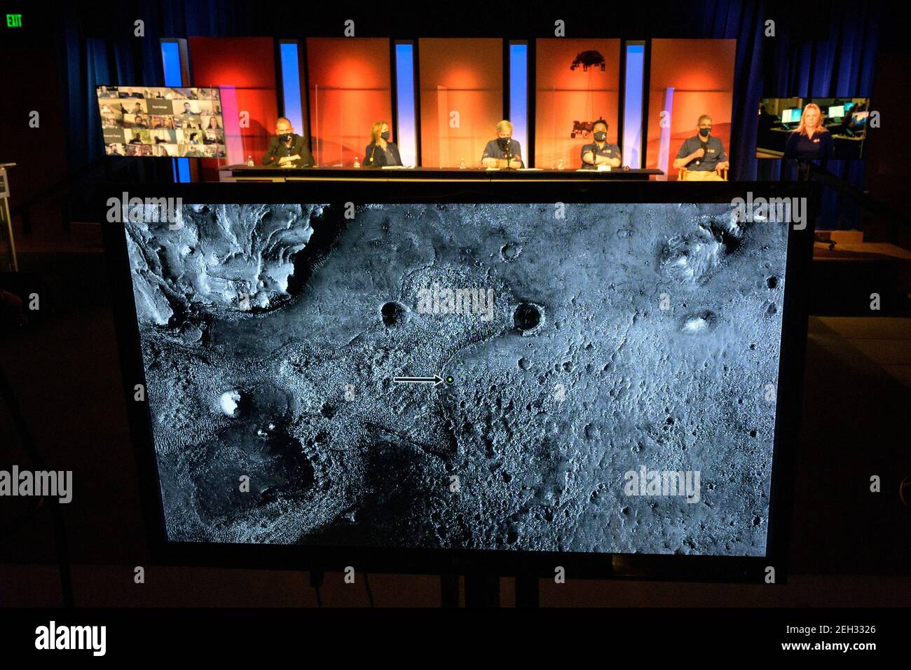 Pasadena, Kalifornien. Februar 2021, 18th. Ein Bild, das zeigt, wo Perseverance Mars Rover gelandet ist, wird während einer NASA Perseverance Rover Mission nach der Landung am Donnerstag, 18. Februar 2021, im Jet Propulsion Laboratory der NASA in Pasadena, Kalifornien, gezeigt. Ein wesentliches Ziel der Mission von Perseverance auf dem Mars ist die Astrobiologie, einschließlich der Suche nach Zeichen des antiken mikrobiellen Lebens. Kredit: UPI/Alamy Live Nachrichten Stockfoto