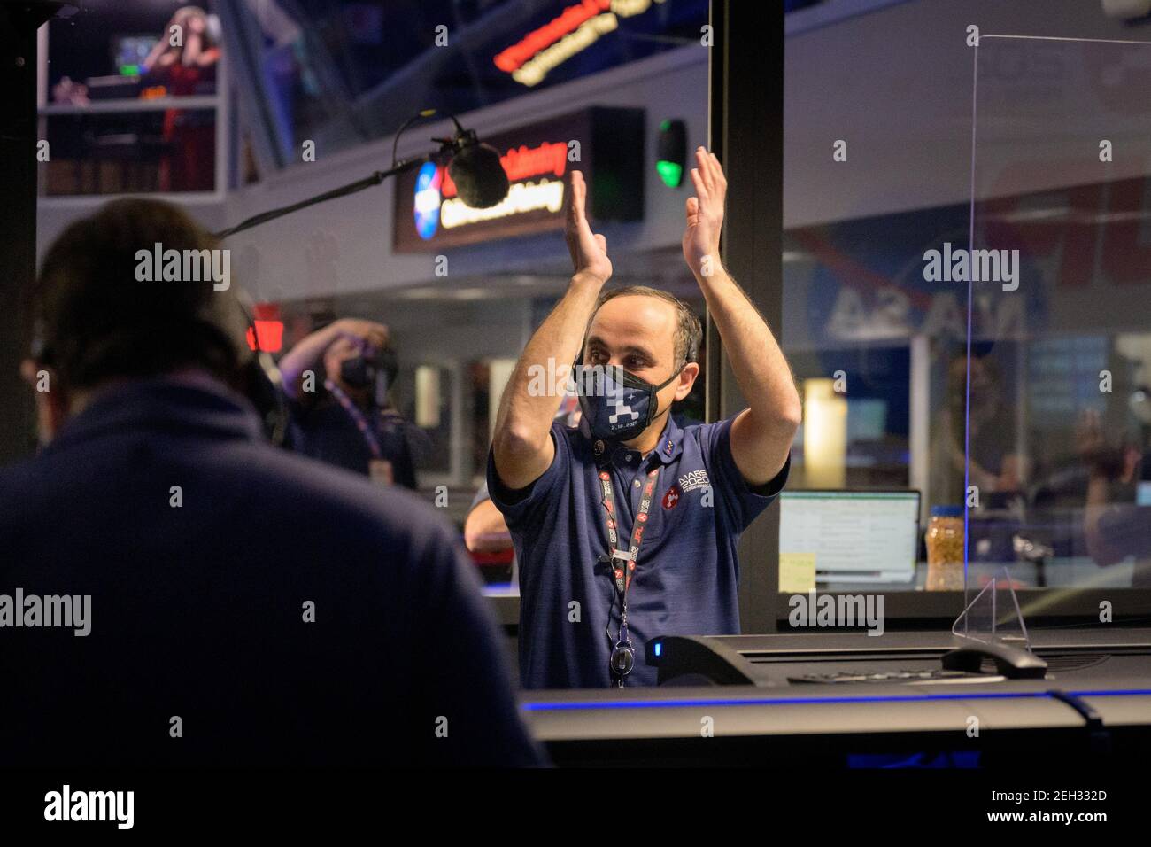 Pasadena, Kalifornien. Februar 2021, 18th. Perseverance Flight Director Magdy Bareh und Mitglieder des NASA Perseverance Rover Teams reagieren in der Missionskontrolle nach Bestätigung die Sonde hat am Donnerstag, 18. Februar 2021, im Jet Propulsion Laboratory der NASA in Pasadena, Kalifornien, erfolgreich auf dem Mars aufgesetzt. Ein wesentliches Ziel der Mission von Perseverance auf dem Mars ist die Astrobiologie, einschließlich der Suche nach Zeichen des antiken mikrobiellen Lebens. Kredit: UPI/Alamy Live Nachrichten Stockfoto