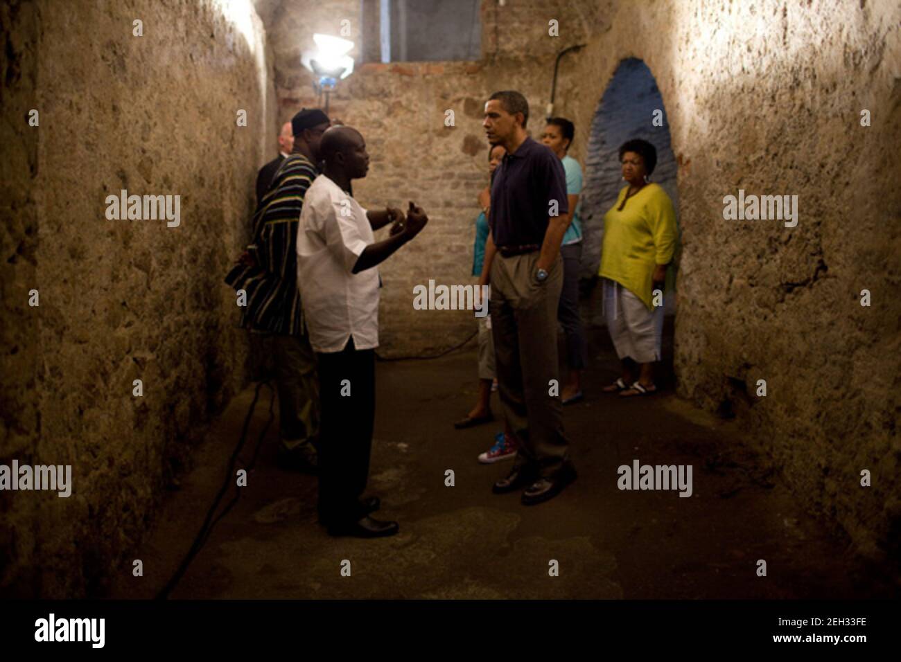 Präsident Barack Obama, First Lady Michelle Obama, Sasha und Malia, Marian Robinson und ein Freund besuchen Cape Coast Castle in Ghana am 11. Juli 2009. Stockfoto