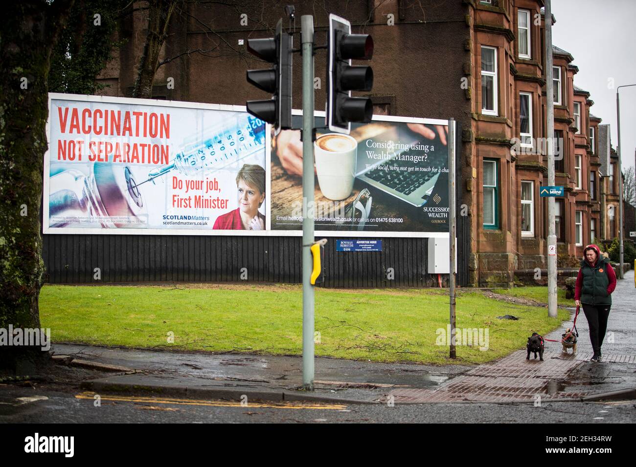 In Greenock, Inverclyde, wurde von Scotland Matters ein Plakat aufgestellt, auf dem die schottische Regierung kritisiert wird, auf dem steht: "Impfungen statt Trennung, tun Sie Ihren Job zuerst Minister", da die Sperrmaßnahmen für das schottische Festland fortgesetzt werden. Bilddatum: Freitag, 19. Februar 2021. Stockfoto