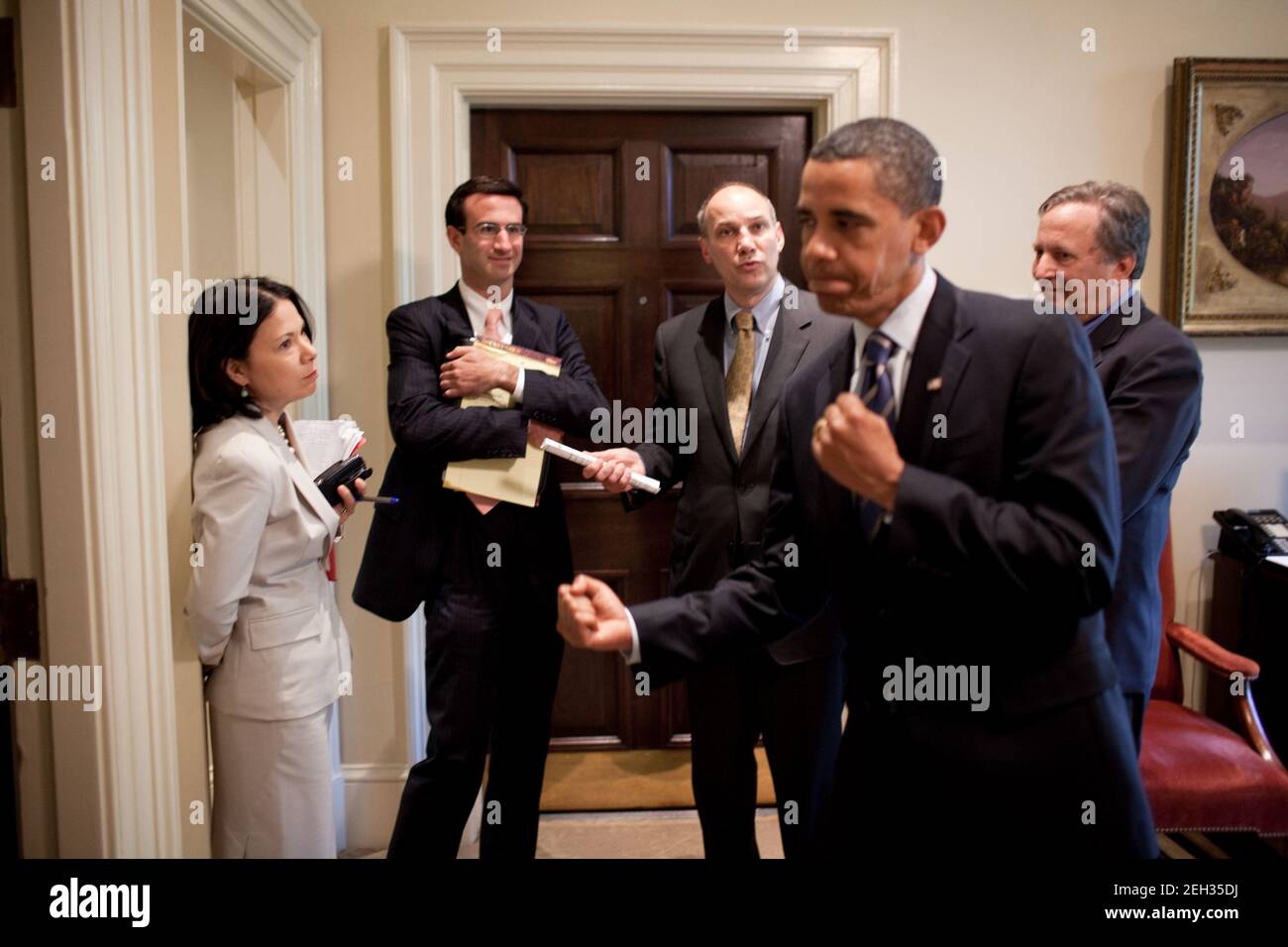 Präsident Barack Obama täuscht einen Schlag vor, während er mit Nancy-Ann DeParle, Peter Orszag, Phil Schiliro und Larry Summers im Outer Oval Office, 13. Juli 2009, über Gesundheitsreform spricht. Stockfoto