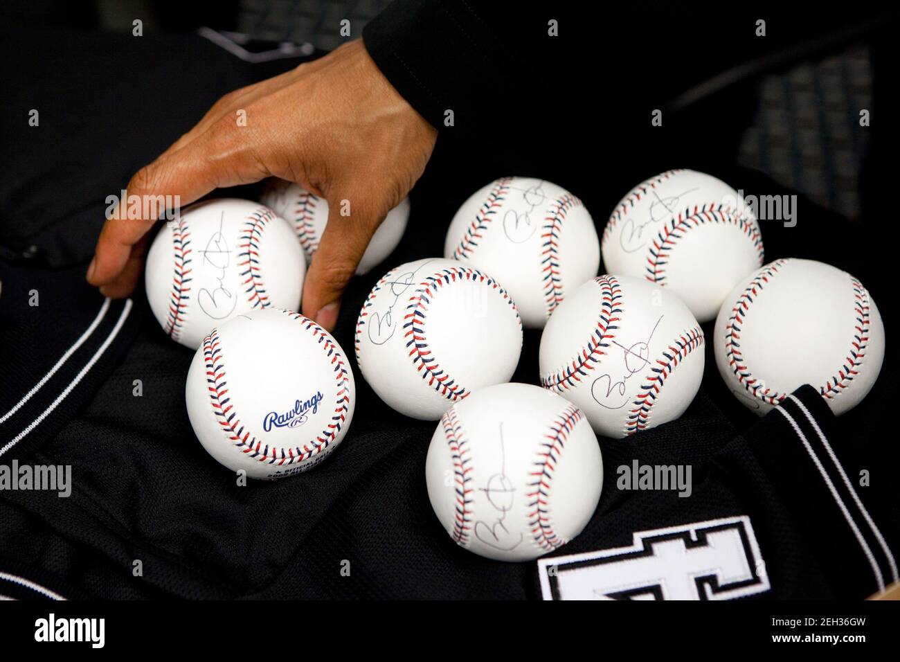 Präsident Barack Obama unterzeichnet Baseballs im Raum der Schiedsrichter vor dem Start des MLB All-Star Game in St. Louis, 14. Juli 2009. Stockfoto