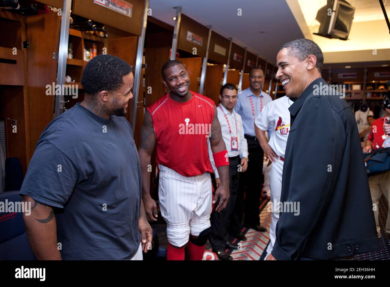 Präsident Barack Obama spricht mit Prinz Fielder von Milwaukee, links, über das Home Run Derby und den Phillies' Ryan Howard, während er die Umkleidekabine der National League vor dem Start des MLB All-Star Game in St. Louis, 14. Juli 2009 besucht. Stockfoto