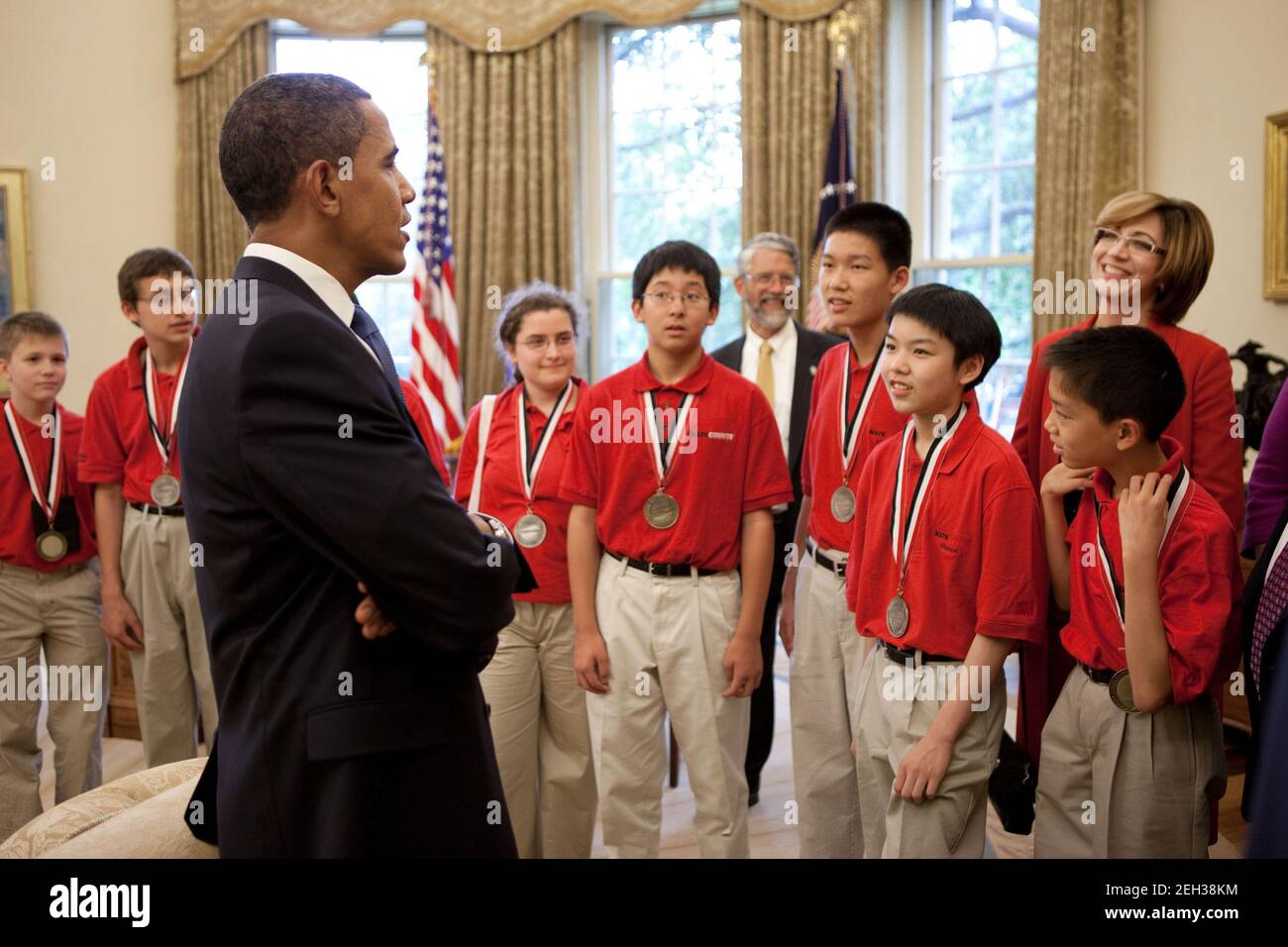 Präsident Barack Obama begrüßt am 20. Juli 2009 Studenten des Math Counts-Programms im Oval Office. Stockfoto