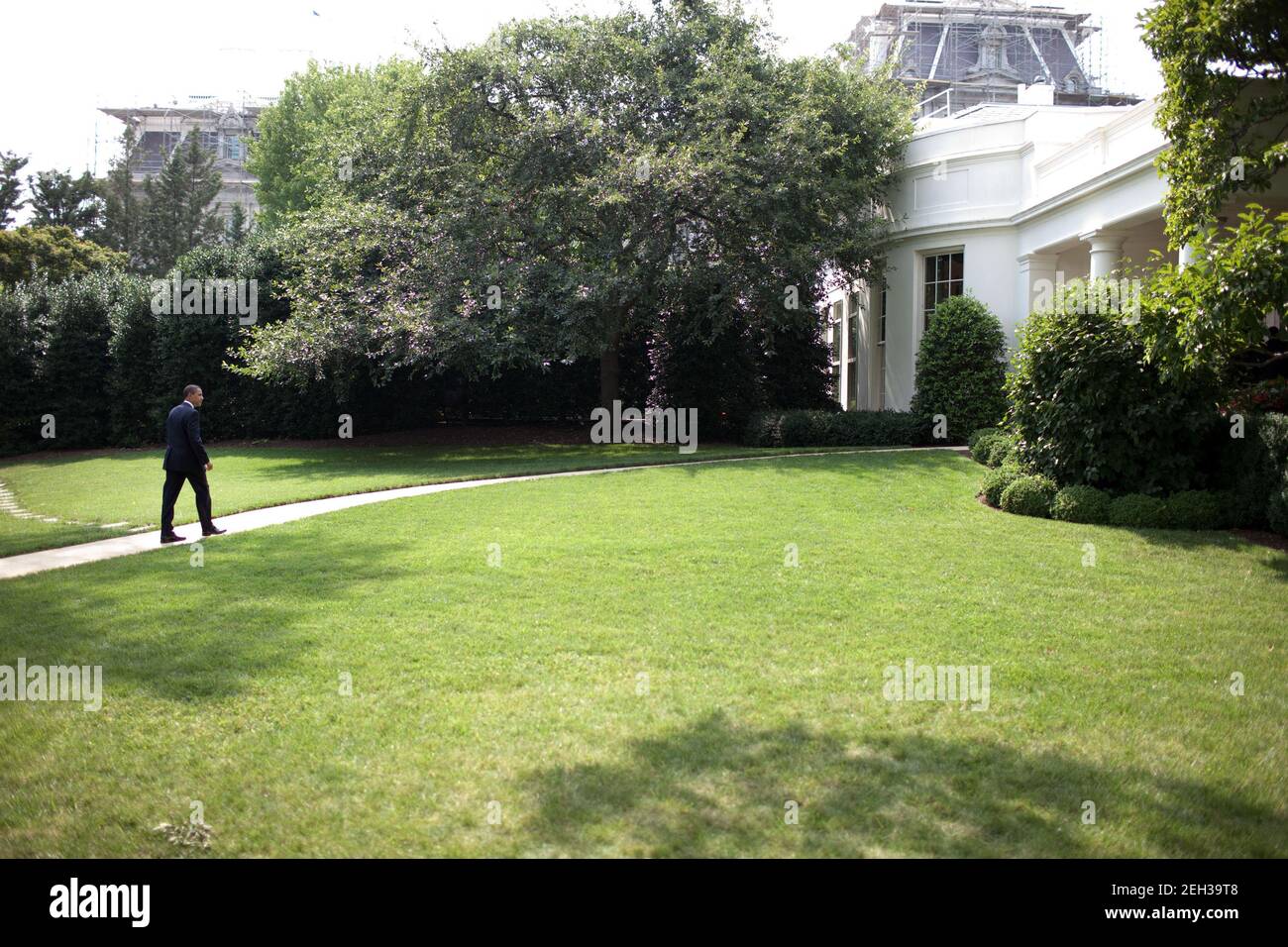 Präsident Barack Obama kehrt nach einer gemeinsamen Pressekonferenz mit dem irakischen Premierminister Nuri al-Maliki am 22. Juli 2009 im Rosengarten des Weißen Hauses in das Oval Office zurück. Stockfoto