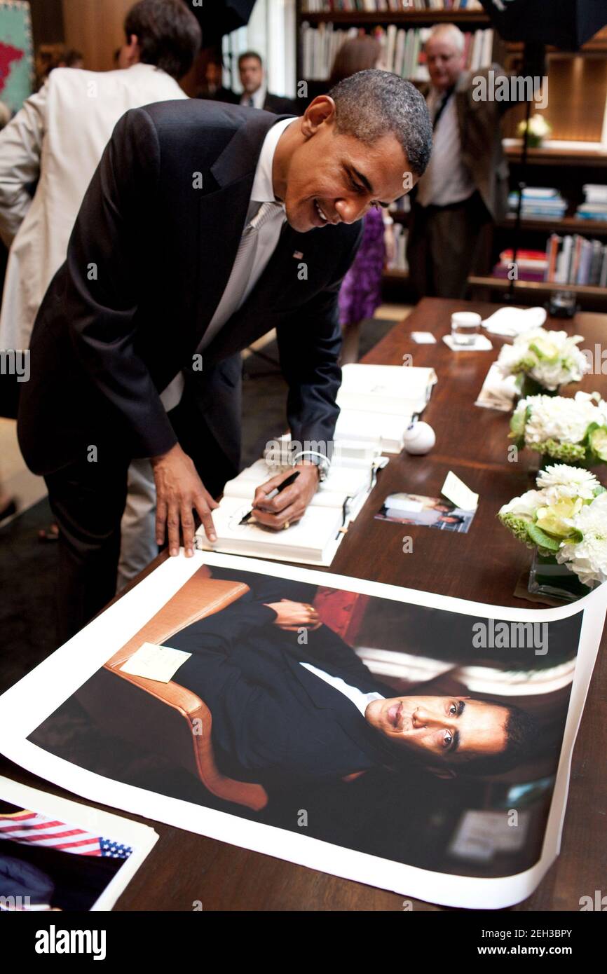 Präsident Barack Obama signiert am 23. Juli 2009 bei einer Spendenaktion in Chicago, Illinois, Bücher und Fotos. Stockfoto