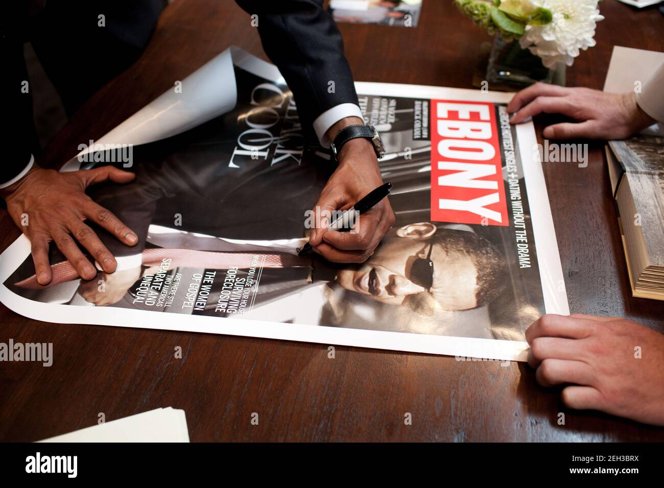 Präsident Barack Obama signiert ein Foto nach einer Spendenaktion am 23. Juli 2009 in Chicago, Illinois. Stockfoto